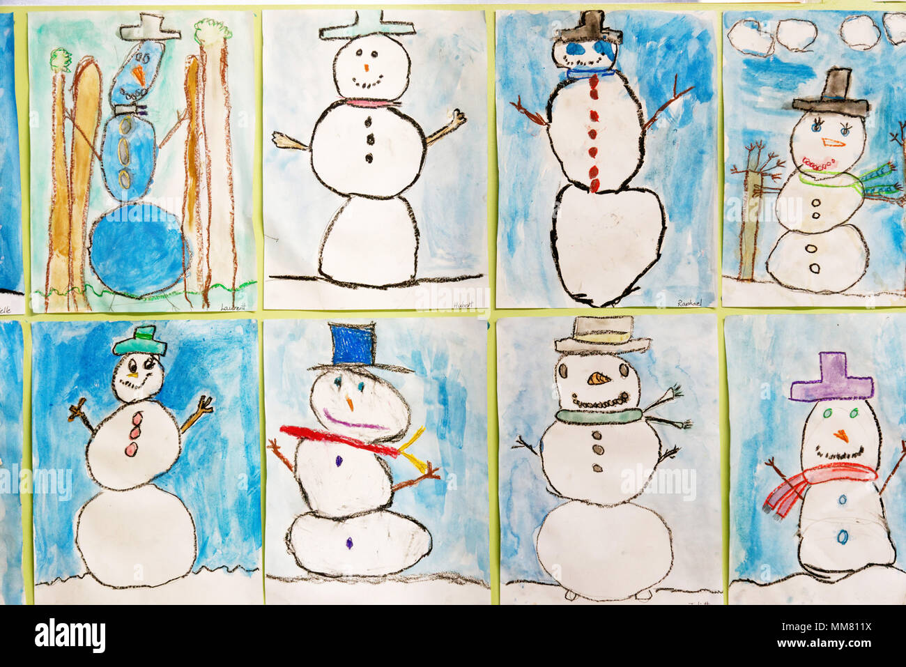 Kinder von Kunstwerken an den Wänden, in ihrer Schule - Bilder der Schneemänner Stockfoto