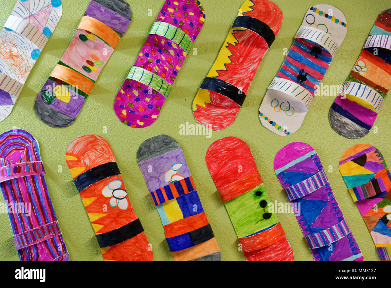 Kinder von Kunstwerken an den Wänden, in ihrer Schule - Papier snowboards die Olympischen Winterspiele zu feiern. Stockfoto