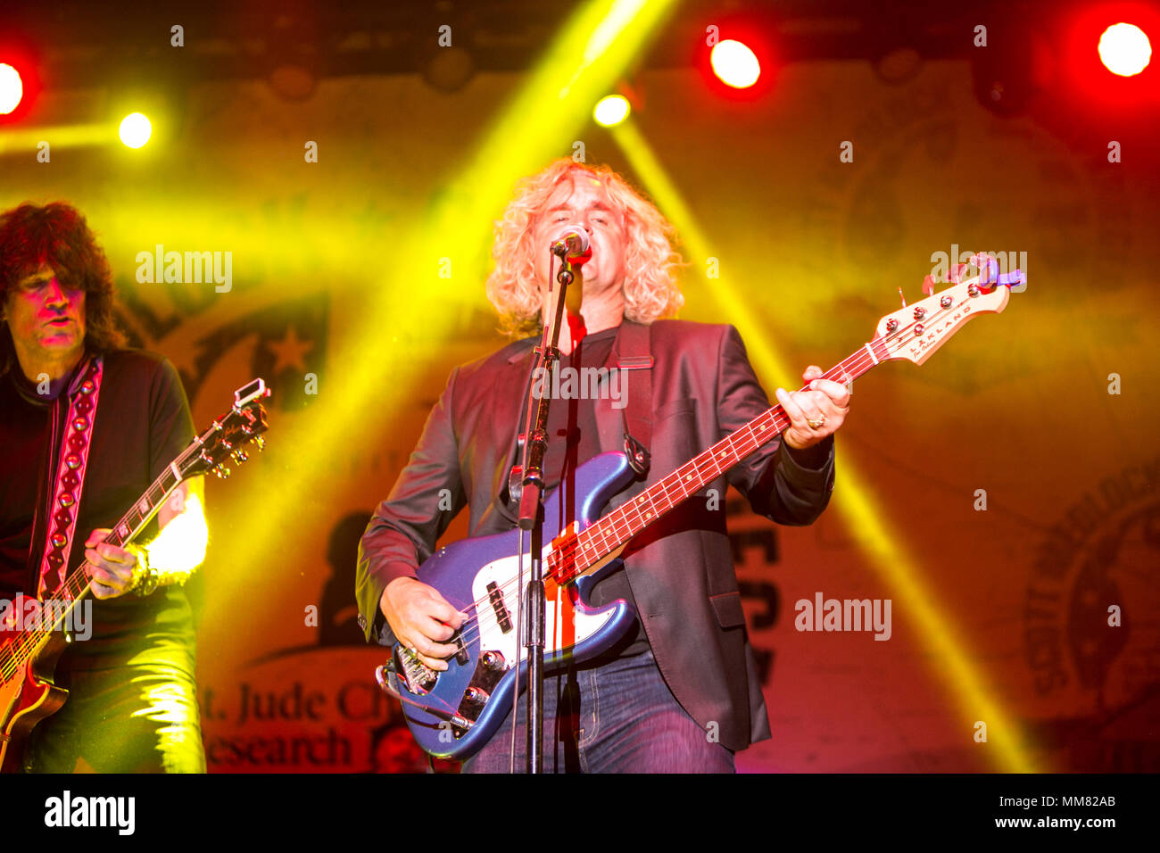 Jason Scheff (Chicago) (Tommy Thayer auf der linken Seite) Spielen bei St. Jude's - Scott Medlock - Robby Krieger 10. jährlichen Invitational Golf und Konzert Eve Stockfoto
