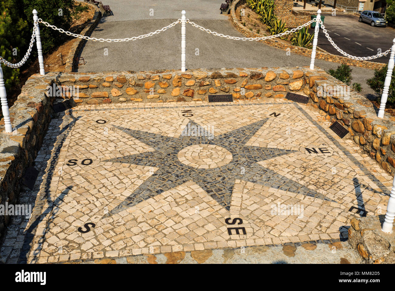 Blick auf die Compass Rose, auch als Windrose oder Rose der Winde, an die geodätischen Zentrum von Portugal, in der Picoto Melrica, Vila de Rai, Po Stockfoto