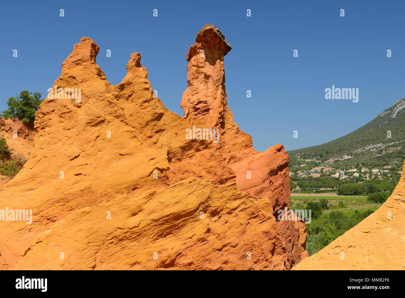 Ockerfarbenen Klippen an der Stadt von Roussillon, Vaucluse, Provence, Frankreich Stockfoto