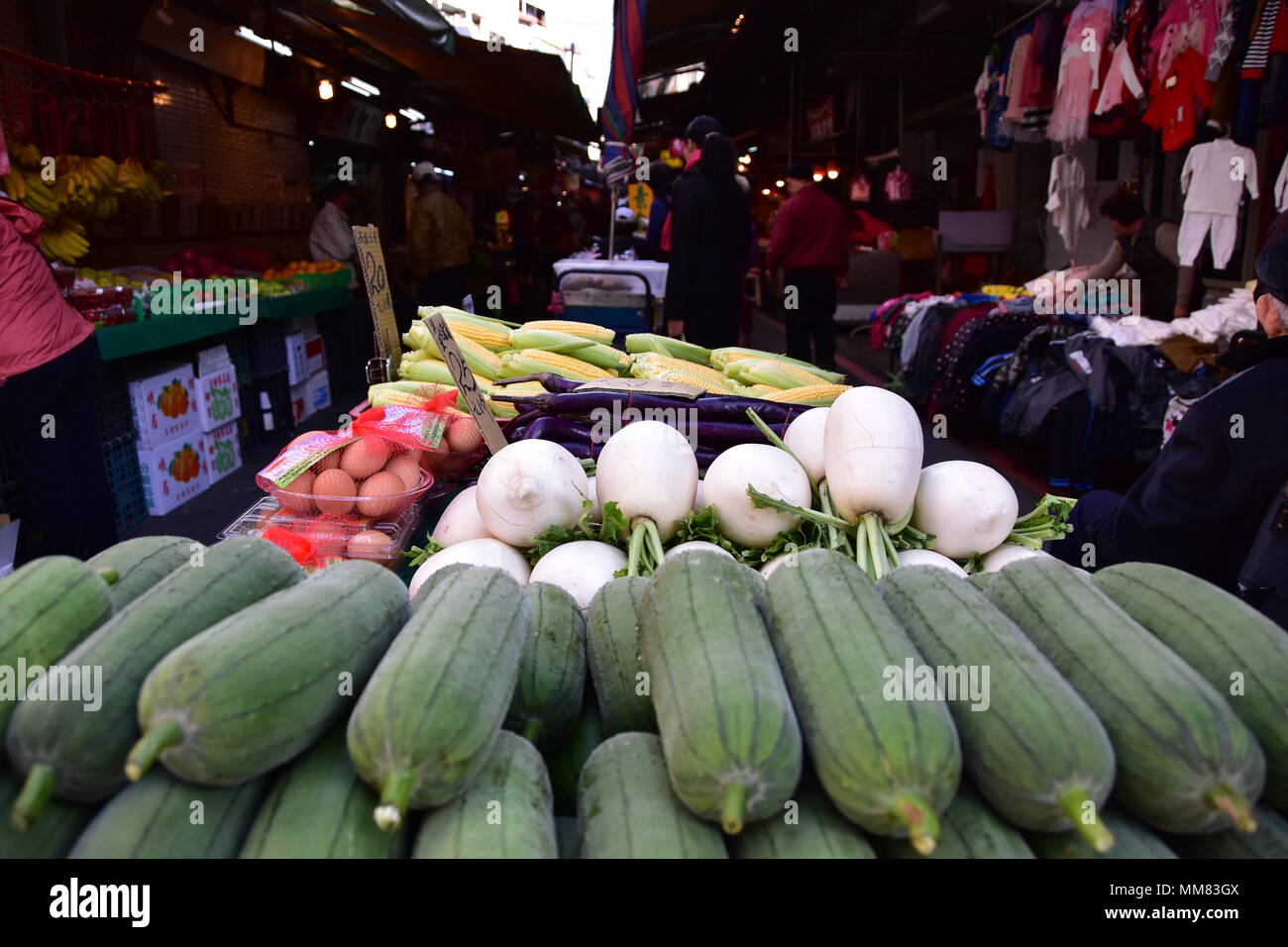 In der morgendlichen Spaziergang durch den traditionellen Markt, einige gesunde Lebensmittel, essen Sie mehr veggies Stockfoto