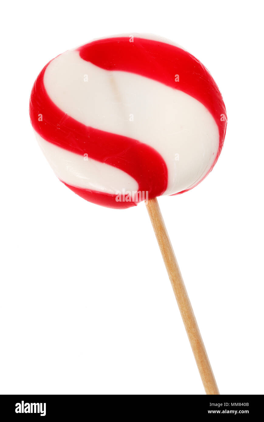 Candy Cane Lollipop mit einem Holzstab auf weißem Hintergrund. Stockfoto