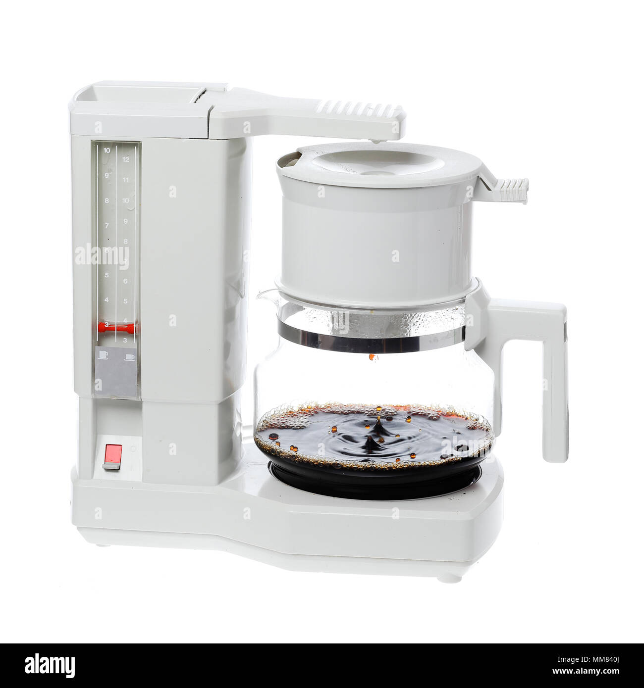 Kaffee in einem elektrischen Grauer Kunststoff 1980 s/Teekocher auf weißem Hintergrund. Stockfoto