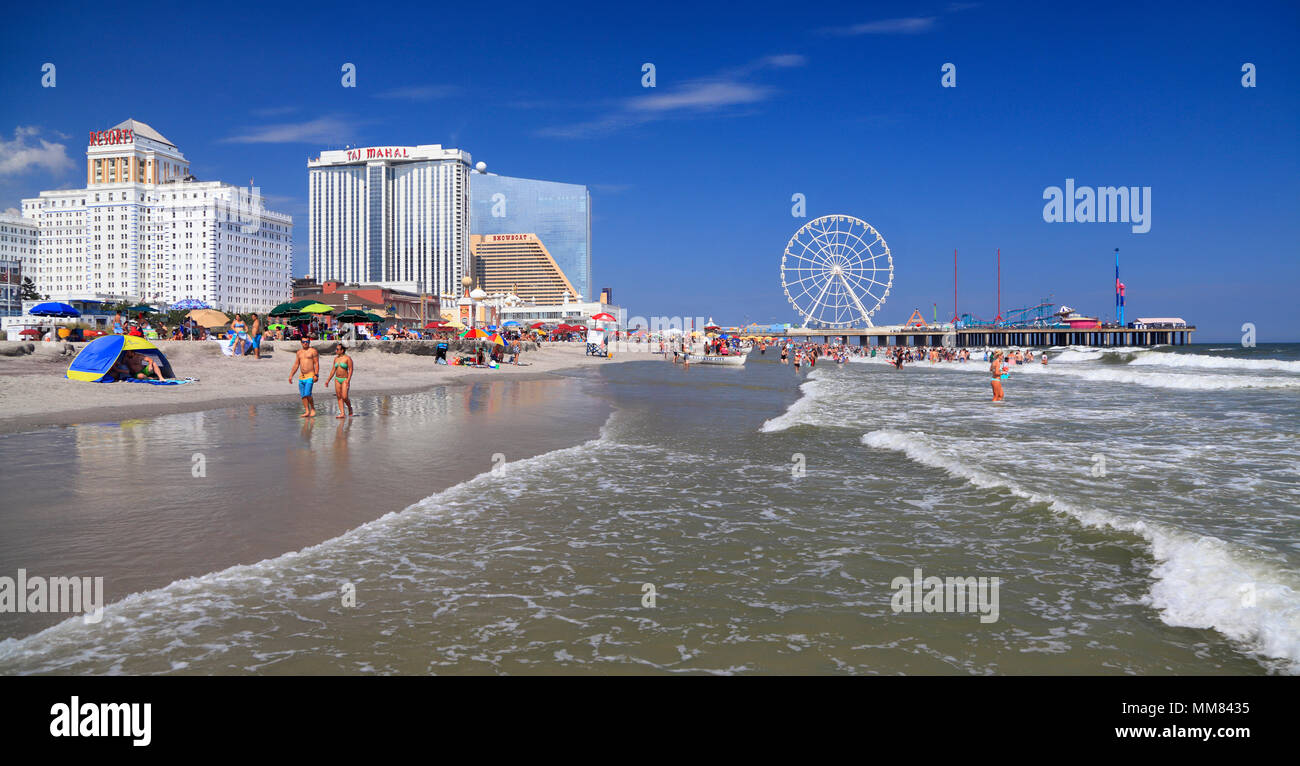 Strand und Steel Pier in Atlantic City. In den 1800er Jahren als Kurort, heute ist die Stadt mit modernen Hochhäusern übersät ist. Stockfoto