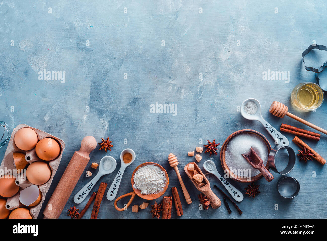 Kochen Werkzeuge und Zutaten Konzept Wohnung mit Kopie Raum legen. Backen Header mit Messlöffel, Holz- Schaufeln, Schneebesen, Nudelholz, Cookie Cutter Stockfoto