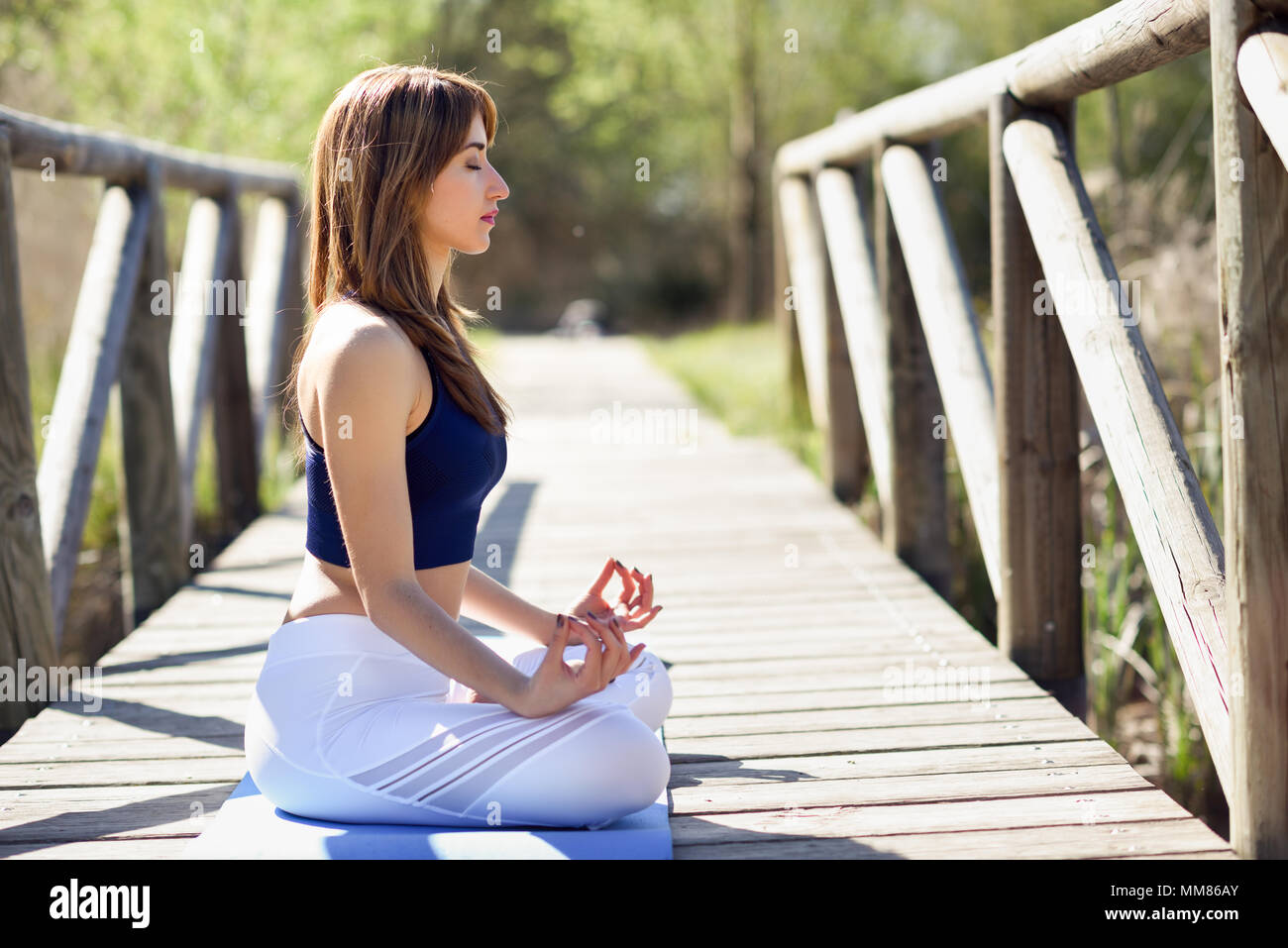 Junge Frau Yoga in der Natur. Frauen tragen sportliche Kleidung in Lotus  Abbildung Stockfotografie - Alamy
