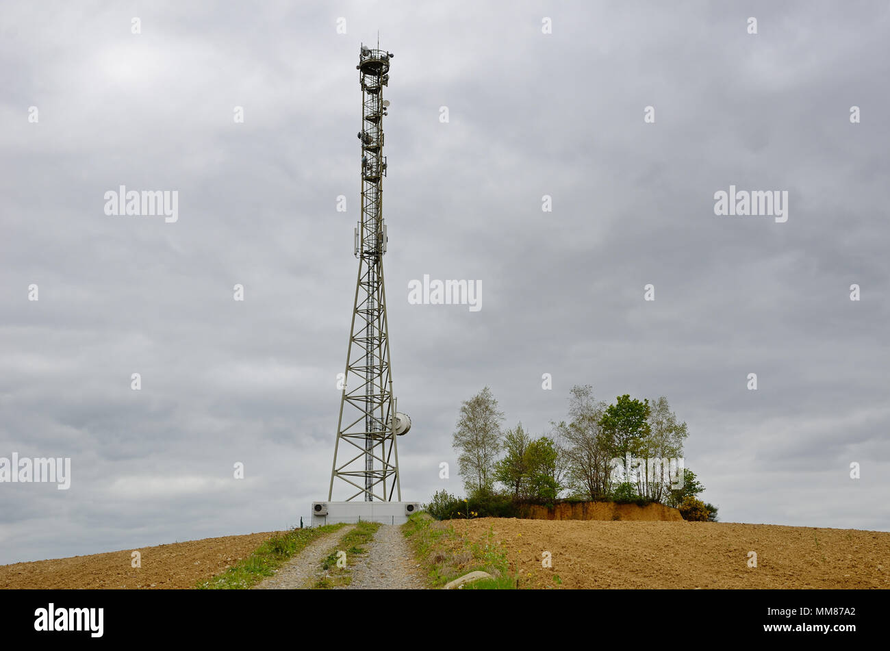 Antenne repeater Turm auf dem Hügel Stockfoto