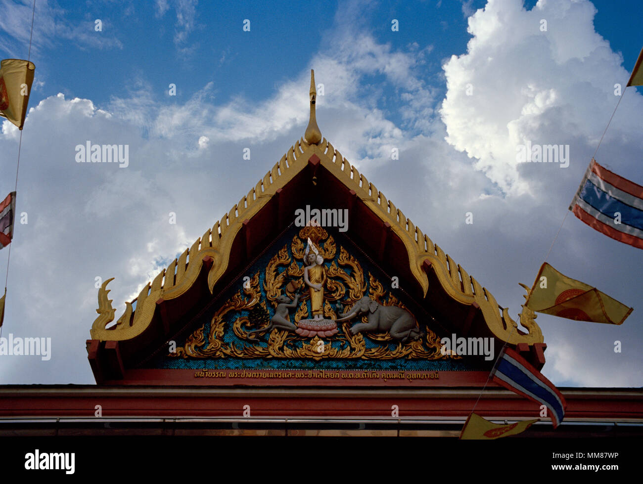 Dämmerung am Aufbau buddhistischer Tempel Wat Chamnihattakan Sam Ngam in Bangkok, Thailand in Südostasien im Fernen Osten. Architektur Reisen Stockfoto