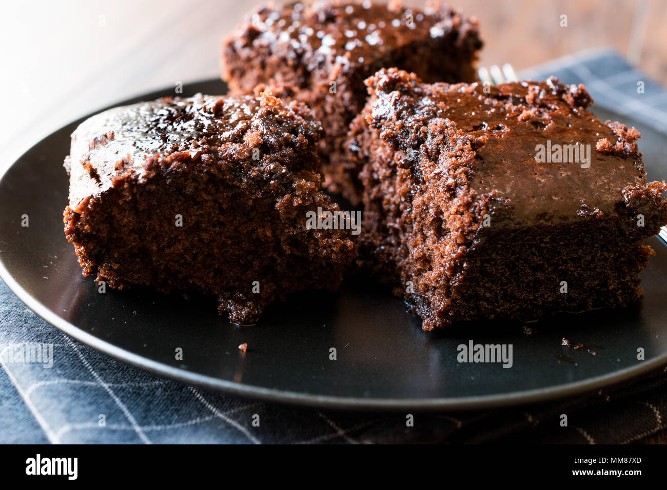Feuchte Schokolade Biskuit Brownie Stücke in schwarze Platte. Organische Wüste. Stockfoto