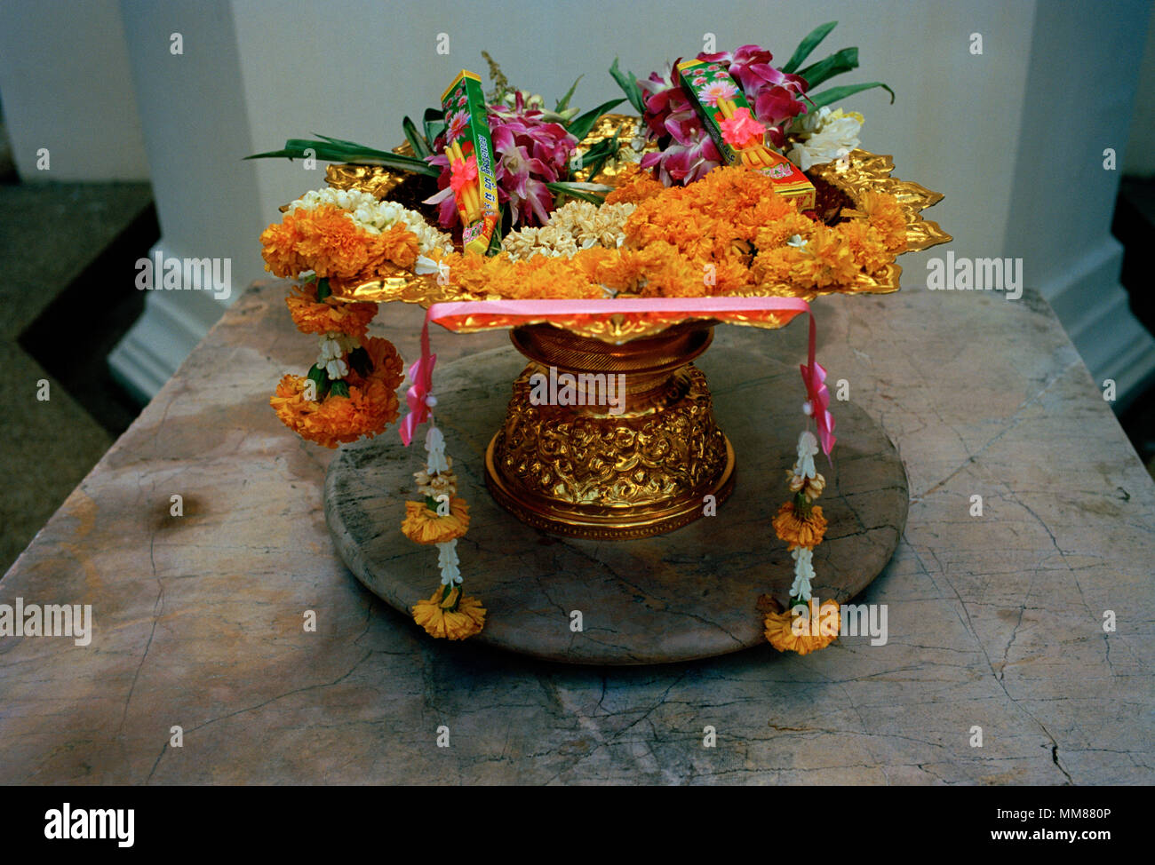 Blumen im Wat Pathum Wanaram in Bangkok, Thailand in Südostasien im Fernen Osten. Reisen Stockfoto