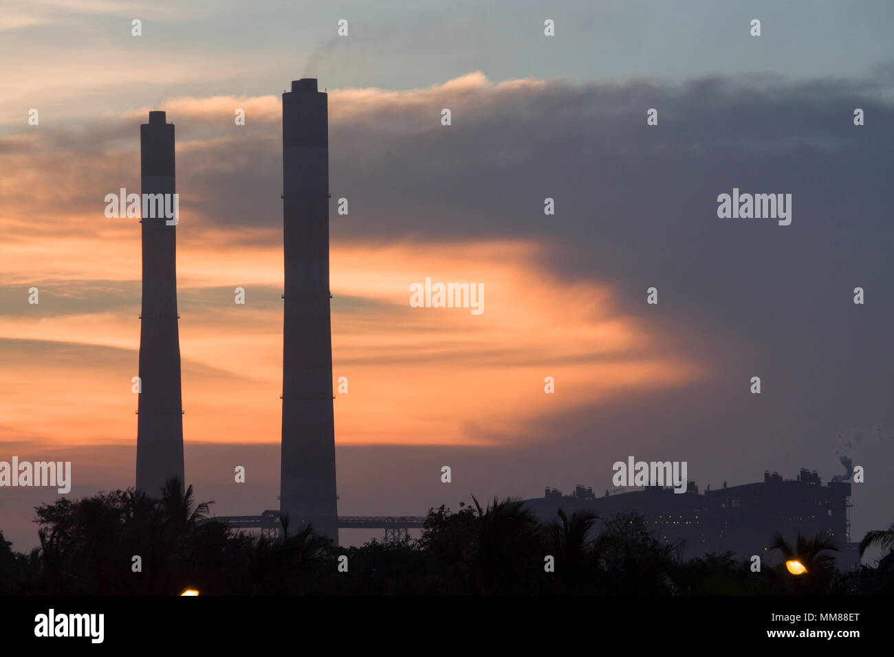 Silhouette der thermischen Kraftwerk Schornstein bei Sonnenuntergang goldenen Stunden bunte Himmel Stockfoto