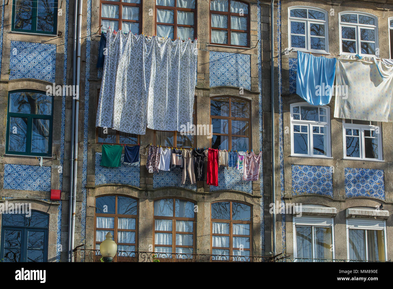Street View auf der schönen alten Gebäuden mit portugiesischen Fliesen azulejo an den Fassaden in Porto, Portugal Stockfoto