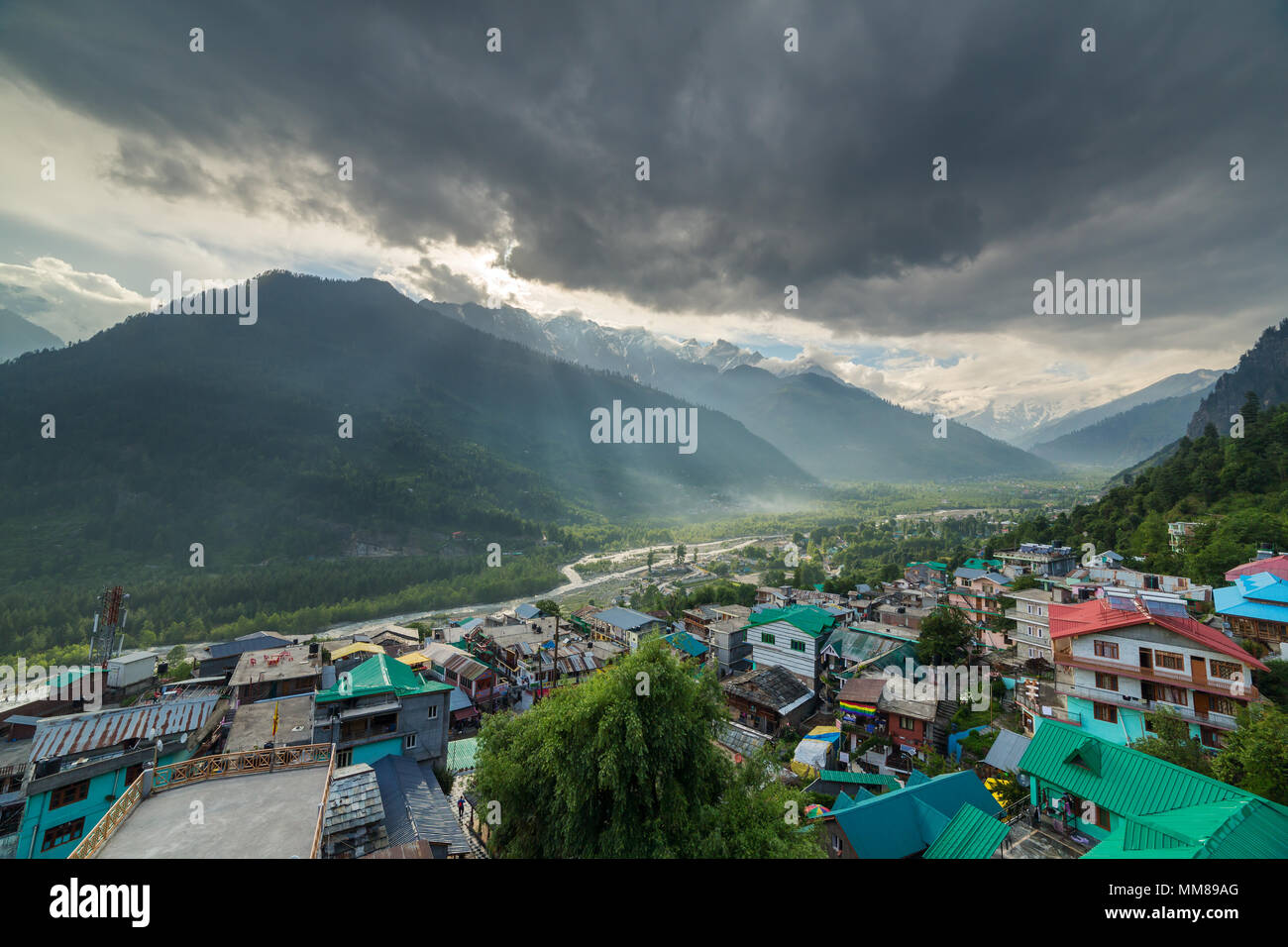 Panorama von Vashisht Dorf und Kullu Tal, Indien. Stockfoto
