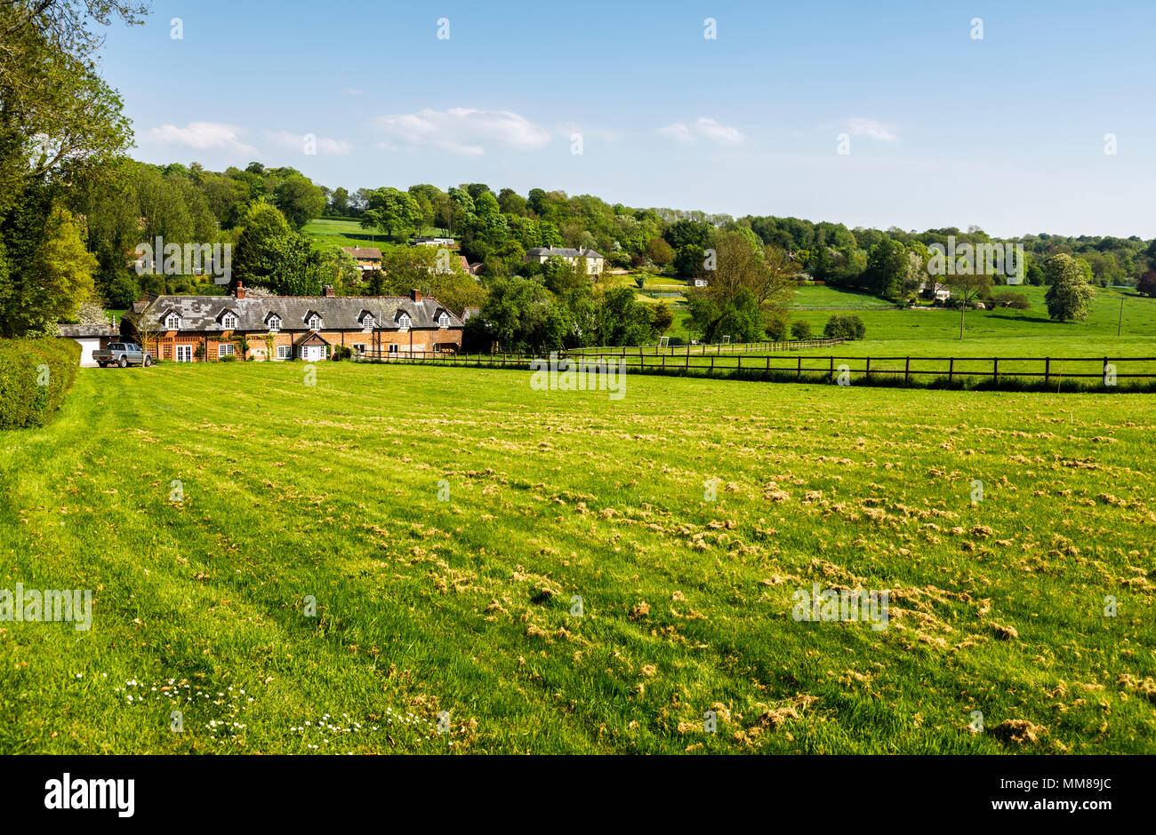 Zeile aus rotem Backstein cottages in einer ländlichen Umgebung in Northington, einem kleinen Dorf in Hampshire, Südengland, in der Nähe von Winchester Stockfoto