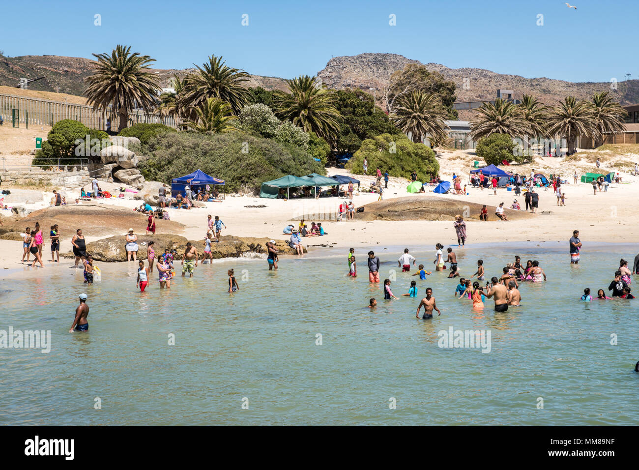 Eine Gruppe von Menschen genießen den Strand und Wasser in Simon's Town, Südafrika Stockfoto