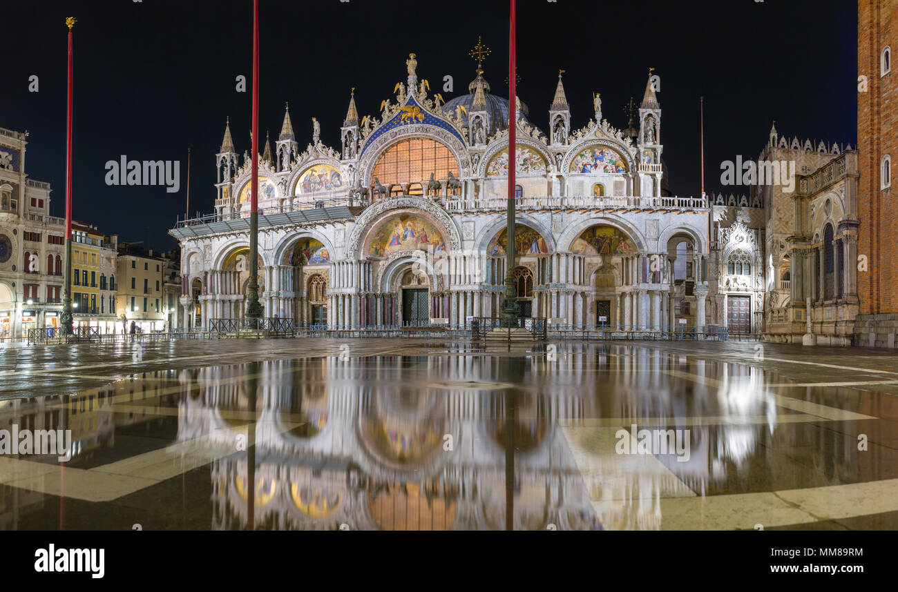 Die Basilika von San Marco in Venedig mit Reflexion in der Nacht während der Flut, oder Aqua alta, dass der Platz mit Meerwasser überflutet Stockfoto
