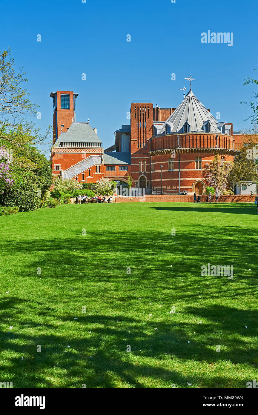 Royal Shakespeare Theatre in Stratford-upon-avon Warwickshire mit blauem Himmel an einem Frühlingstag Stockfoto