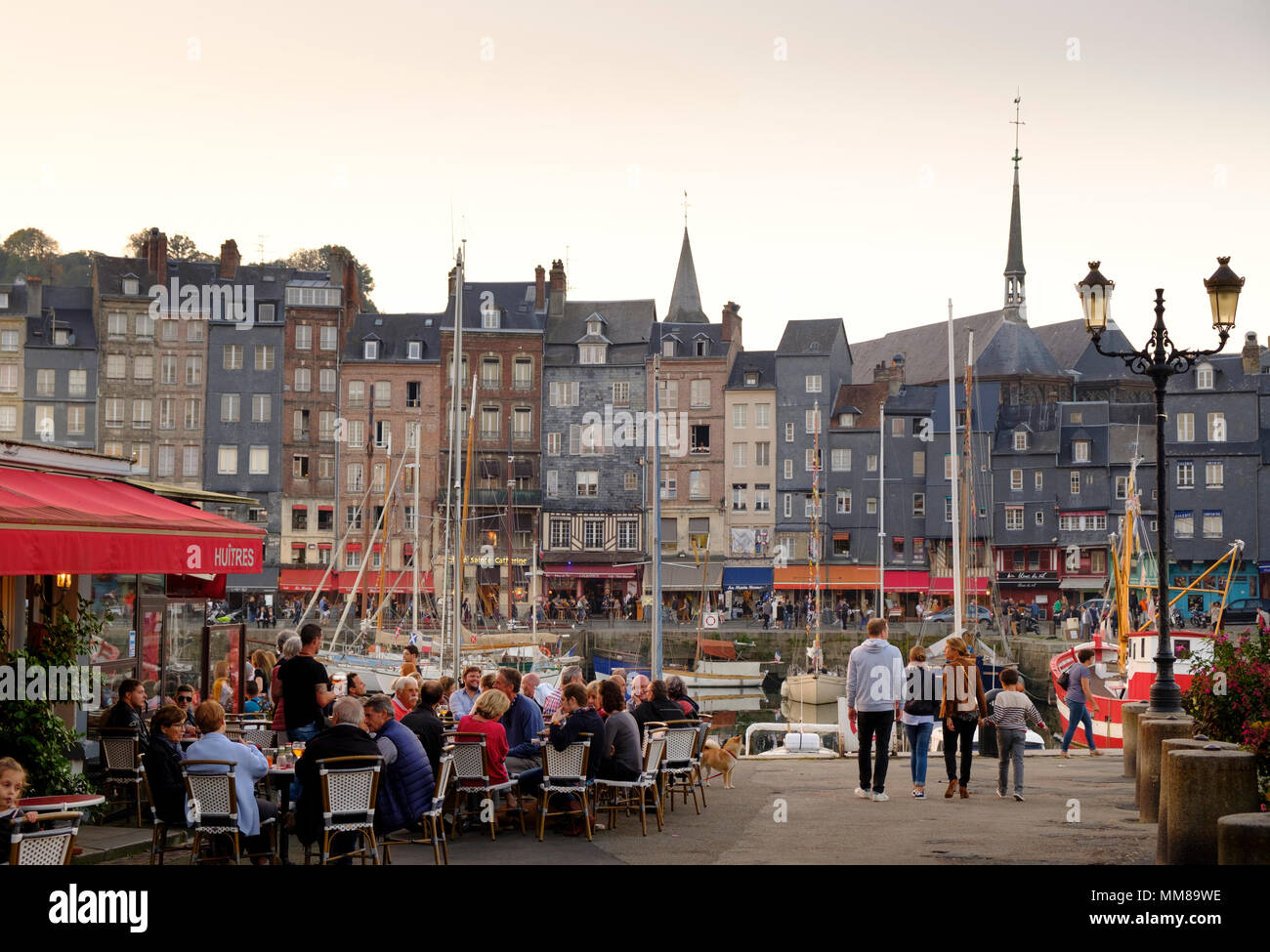 Die Menschen genießen Sie französische Café am Hafen, Honfleur, Normandie, Frankreich, Europa Stockfoto