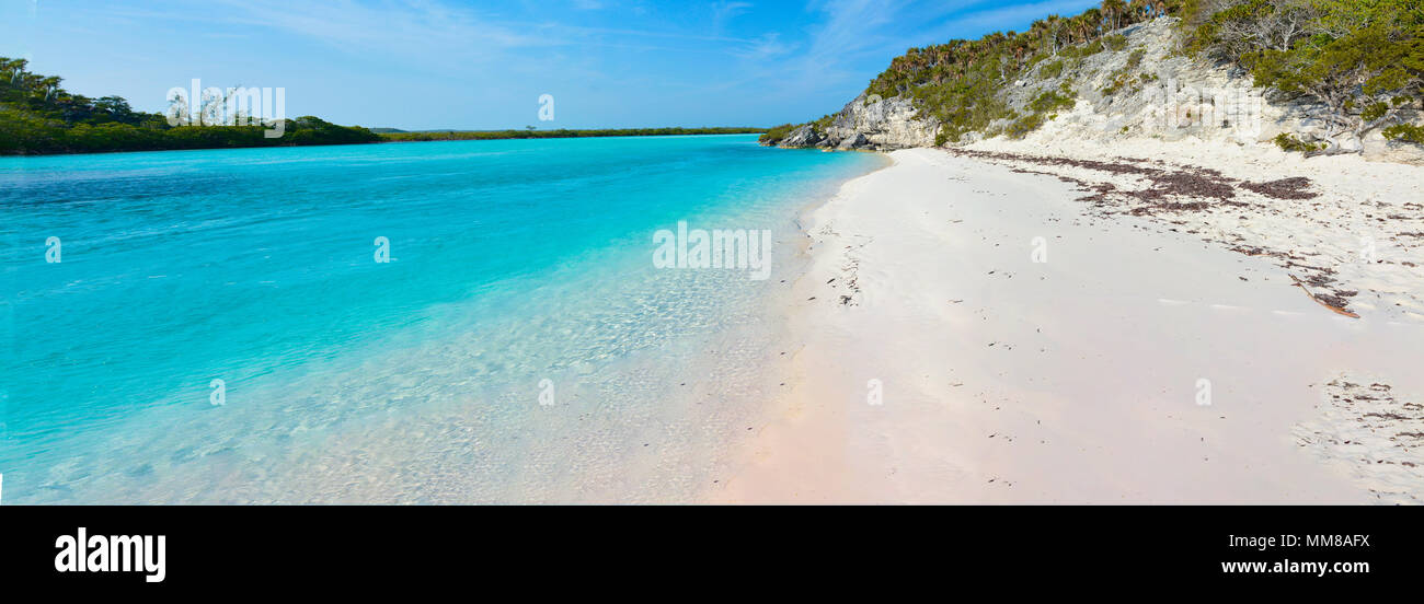 Breites Panorama von einem wunderschönen Strand auf den Bahamas mit Sand auf der rechten Seite und das Meer auf der linken Seite Stockfoto