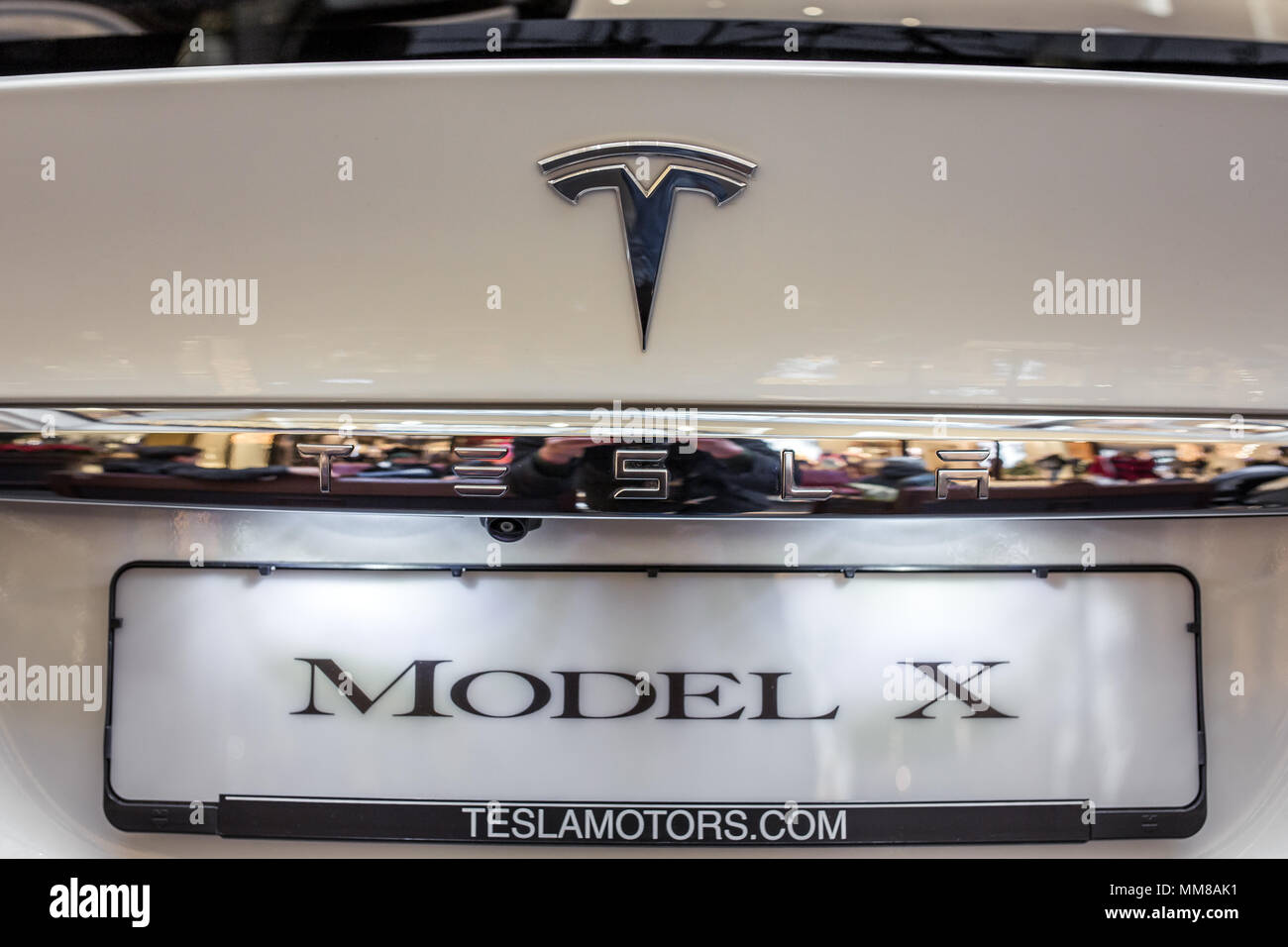 Berlin, Deutschland - Dezember 6, 2017: Tesla Tesla Logo auf ein Auto. Tesla, Inc. ist ein amerikanisches Unternehmen, das sich auf elektrische Automotive spezialisiert, Energie sto Stockfoto