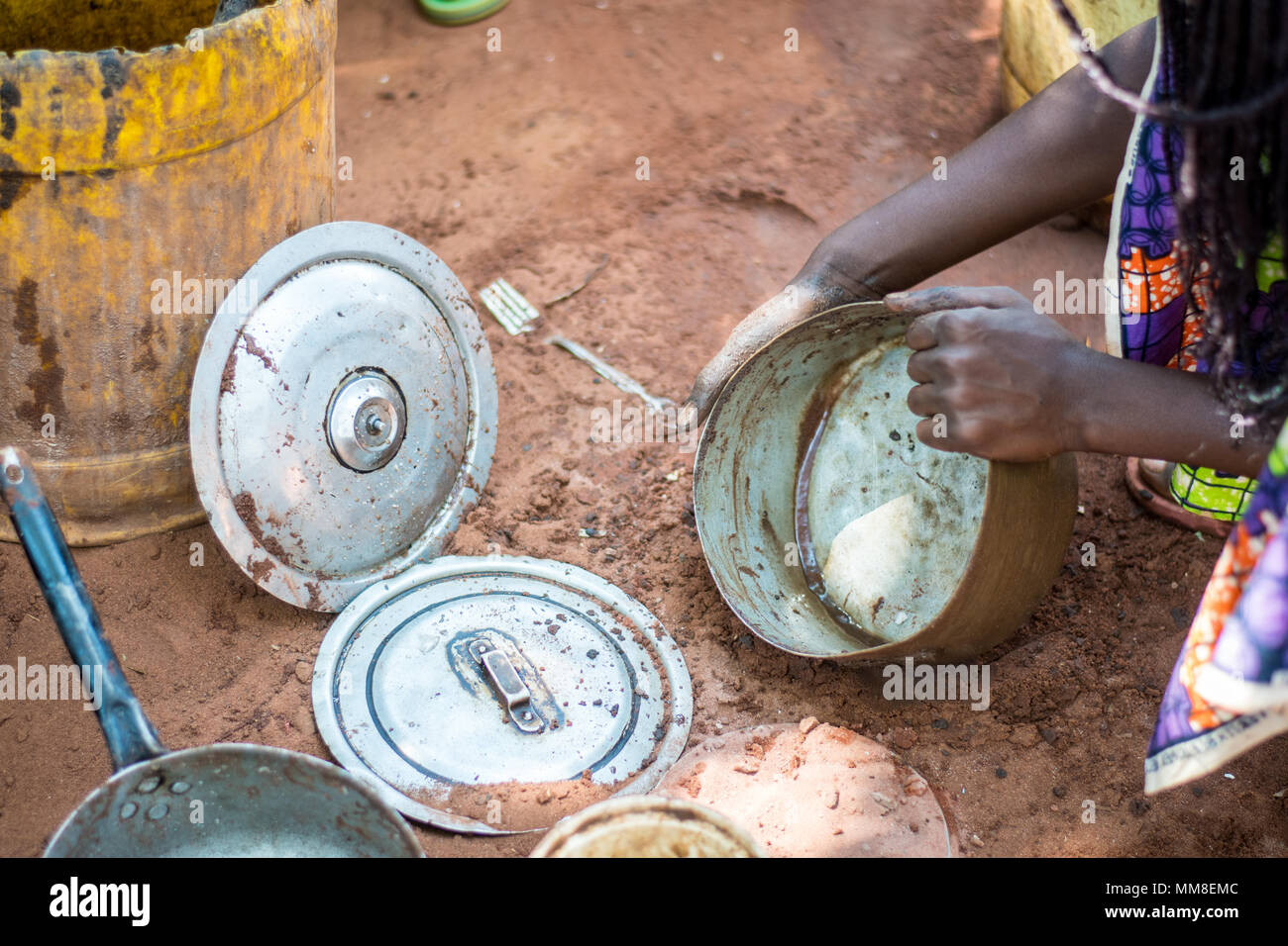 Hände der sambischen Frau als Sie reinigt Metall Töpfe zum Kochen verwendet, mukuni Dorf, Sambia Stockfoto