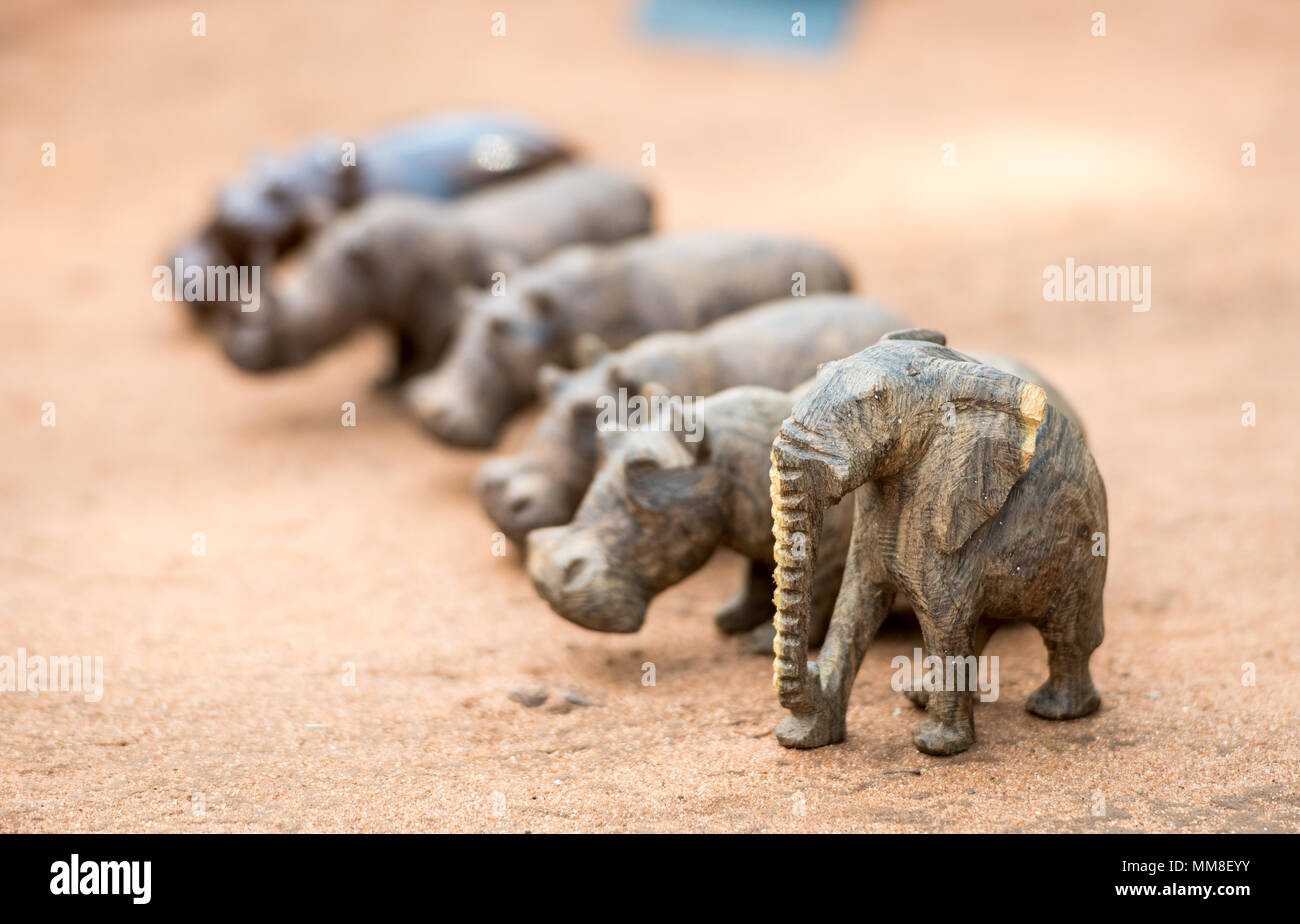 Handgefertigte Holzfiguren Verschiedener Tiere Aufgereiht In Einer Reihe Mukuni Dorf Sambia Stockfotografie Alamy