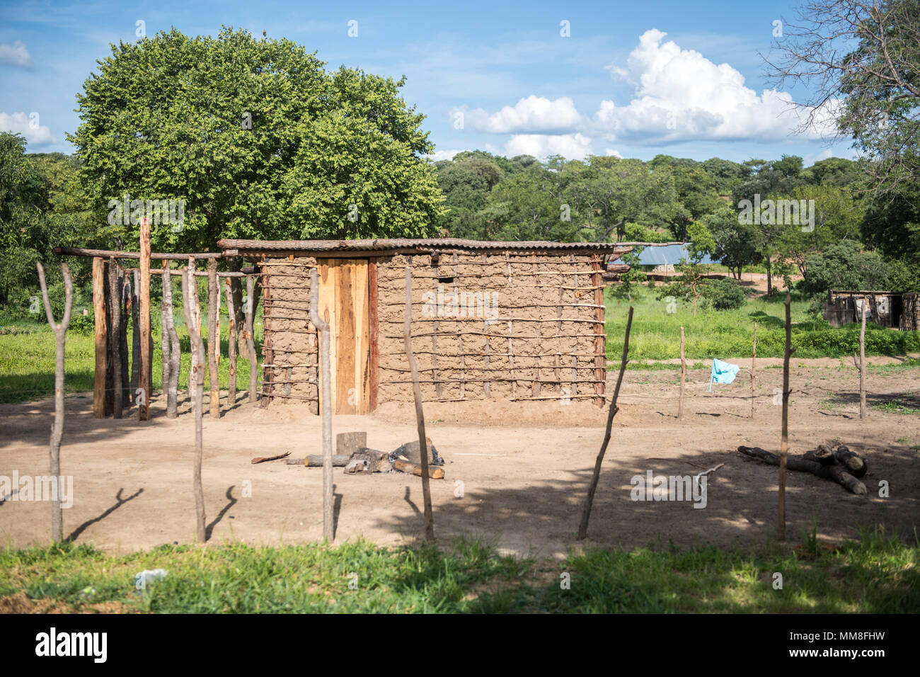 Ein traditionelles Schlamm-Hütte dient als Schutz in Dorf, Livingstone, Sambia Stockfoto