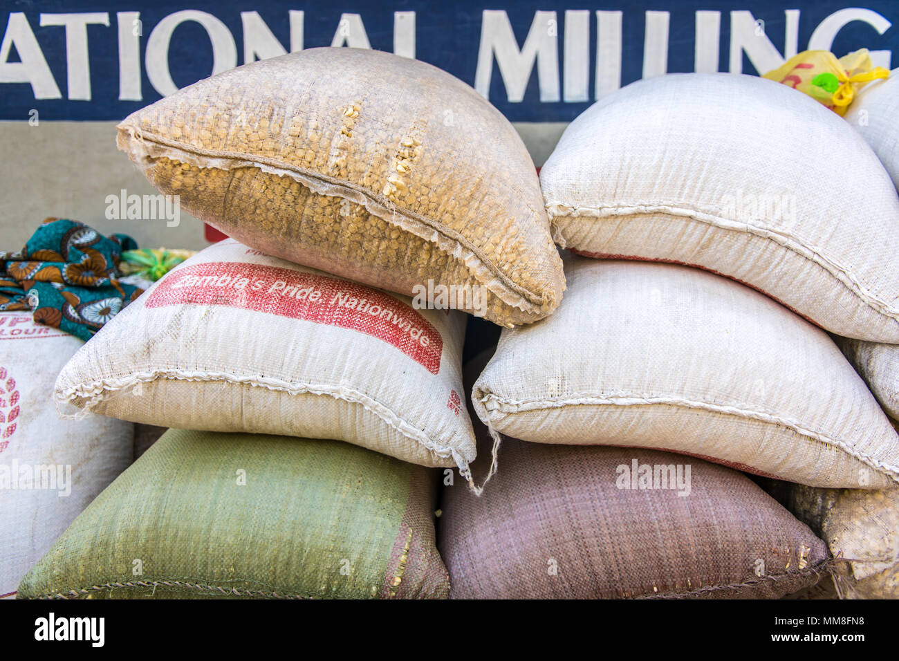 Taschen von Mais und Getreide übereinander gestapelt. Livingstone, Sambia Stockfoto