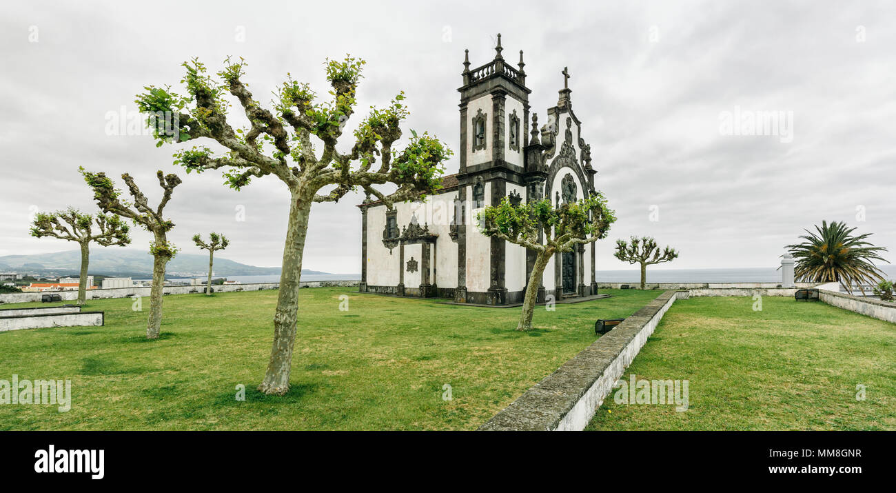 Panoramablick auf die Nossa Senhora Mãe de Deus Hermitage in Ponta Delgada, Sao Miguel, Azoren. Stockfoto