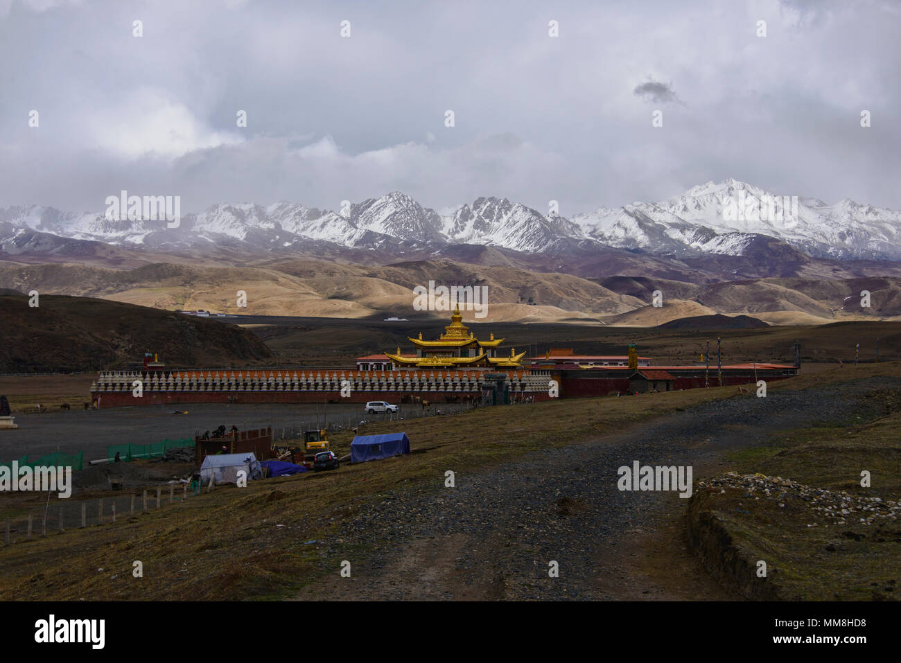 Muya Golden Tower und Yala Snow Mountain nach einem Sturm, Tagong, Sichuan, China Stockfoto