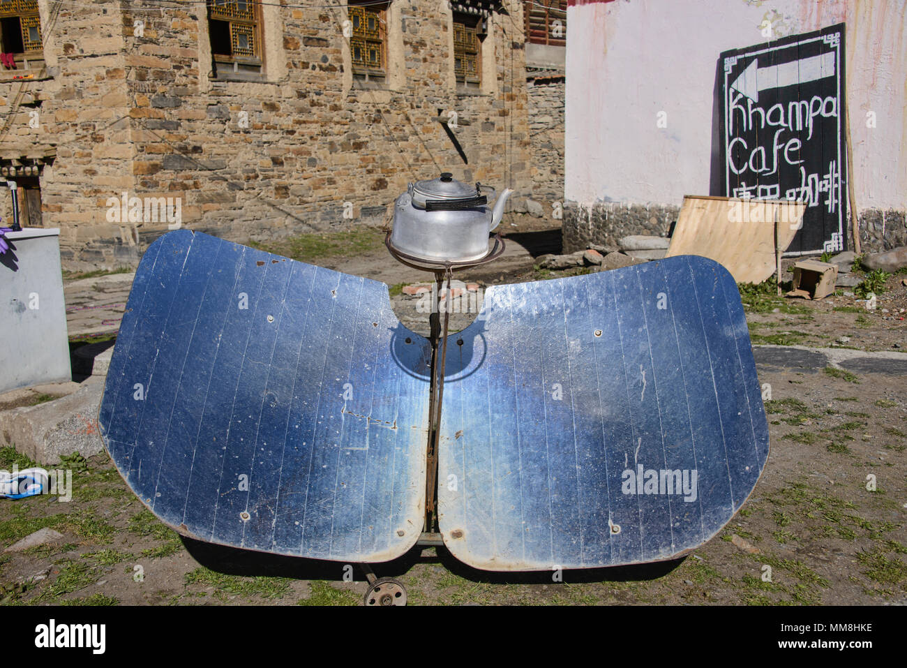 Solar, nachhaltige alternative Technologie in Tagong, Sichuan, China Stockfoto
