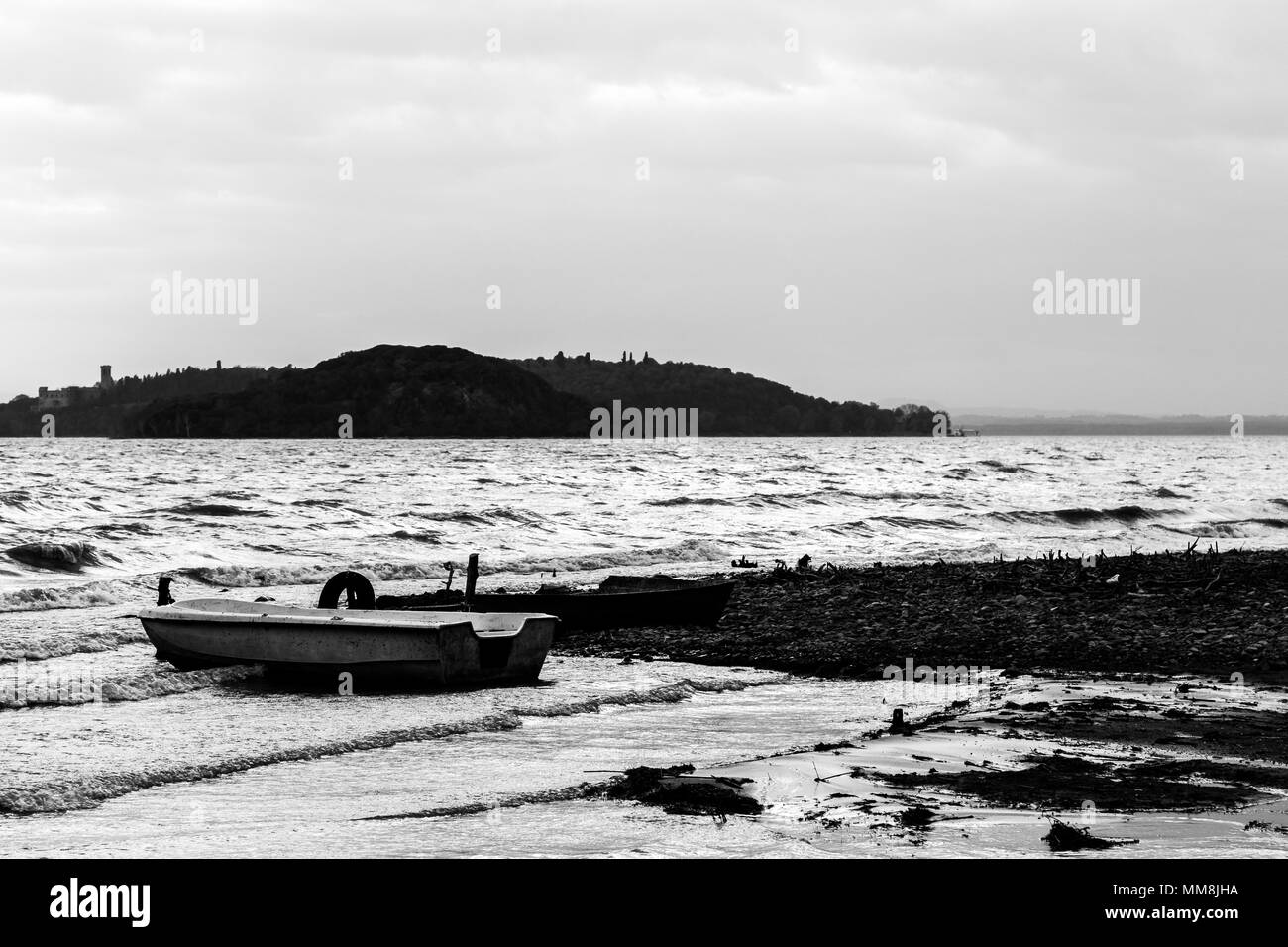 Blick auf den See, Ufer auf einem Stimmungsvollen Tag, mit einem kleinen Boot, Inseln Stockfoto