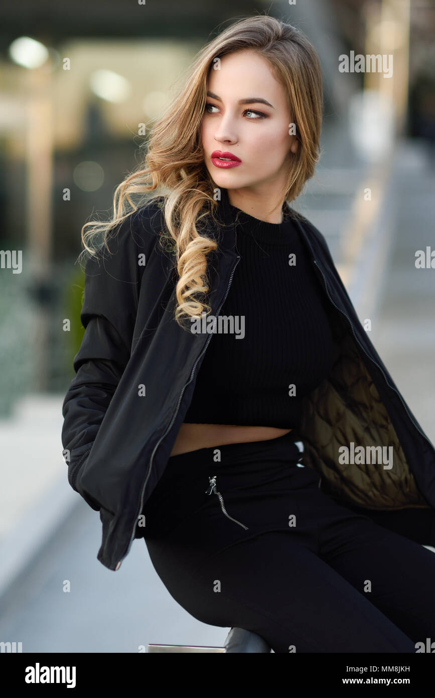 Junge Blonde Madchen Mit Schonen Blauen Augen Mit Schwarzen Jacke Und Hose Im Freien Hubsche Russische Frauen Mit Langen Gewelltes Haar Frisur Frau In U Stockfotografie Alamy