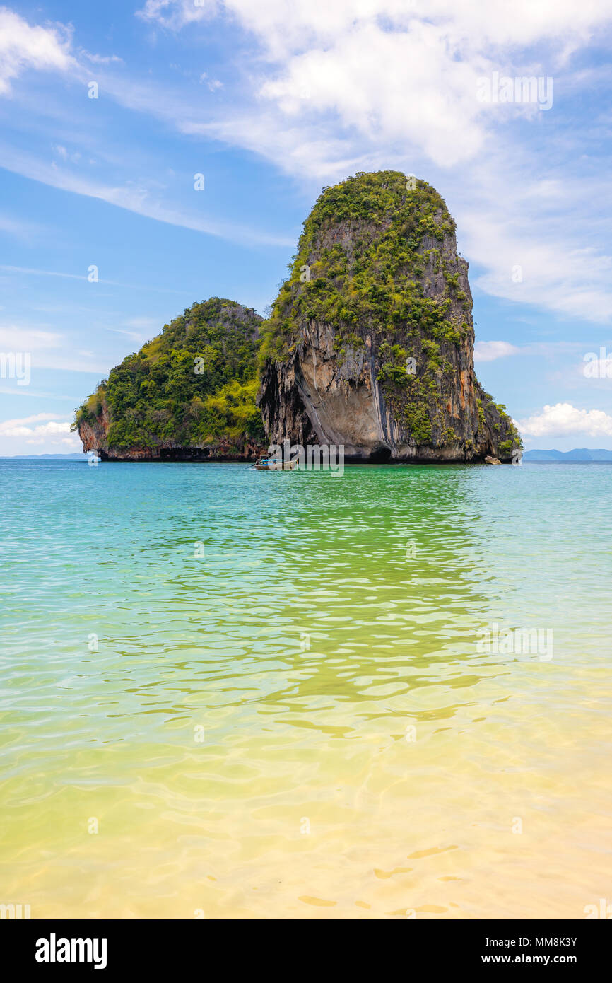 Insel in der Andaman See gegen den blauen Himmel an der Railay Bay krabi Bay, Thailand Stockfoto
