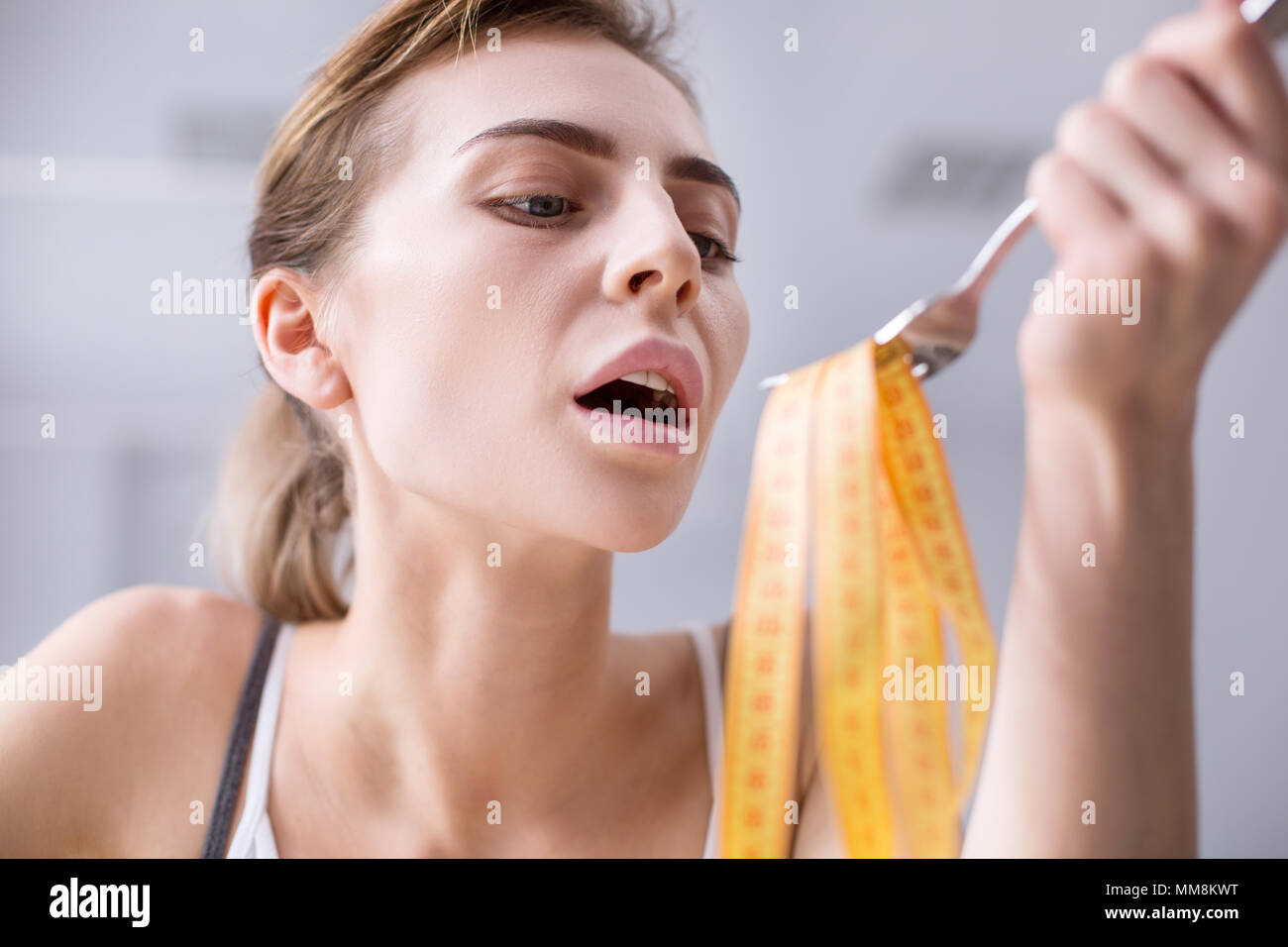 Schöne angenehme Frau, ihren Mund öffnen Stockfoto