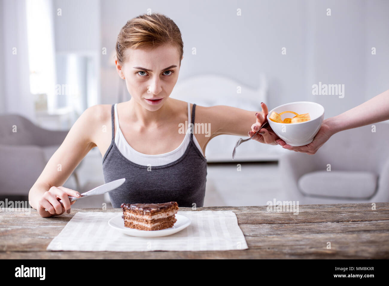 Blasse junge Frau, ihre Diät zu vergessen Stockfoto