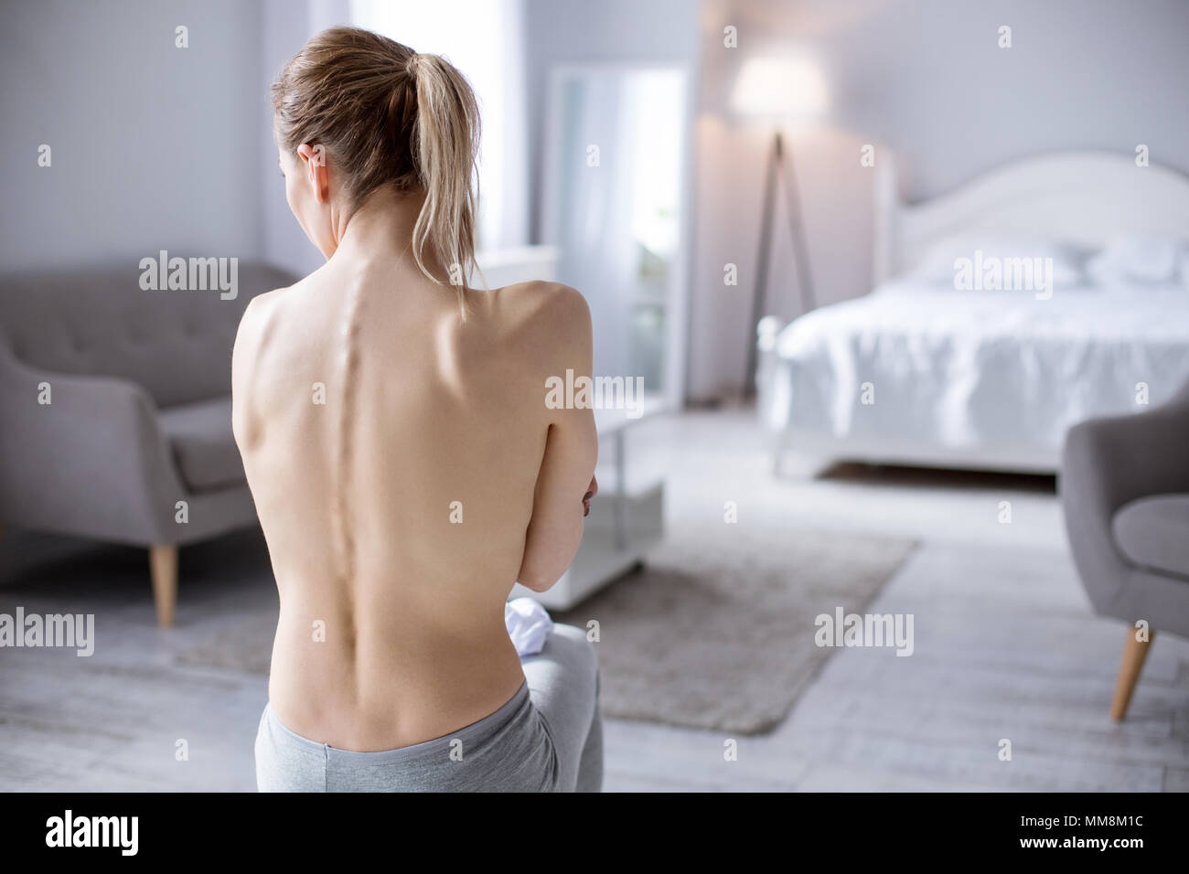 So schlank. Schöne junge Modell ihr zurück, während sie leiden unter Magersucht Stockfoto