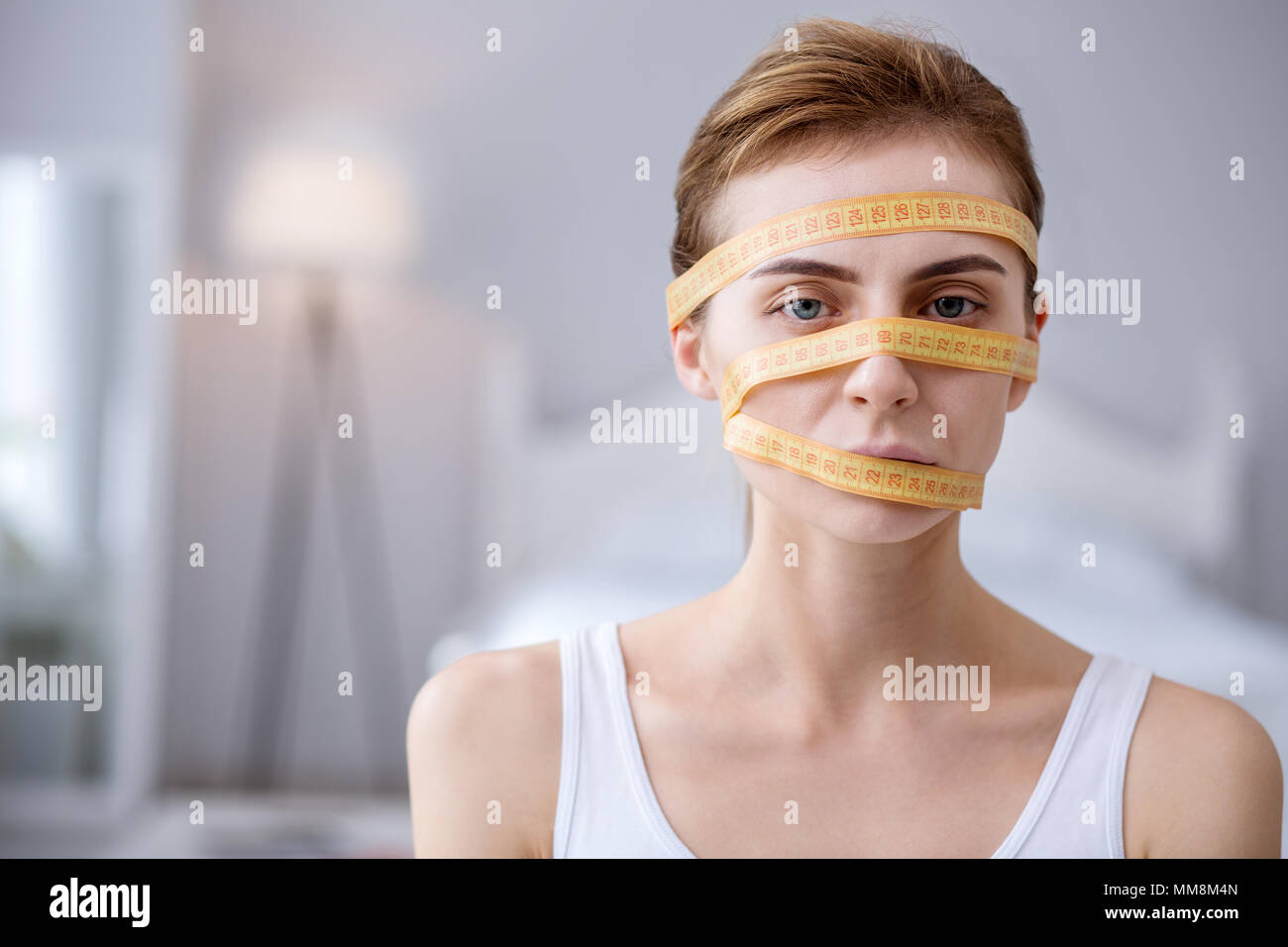 Schöne junge Frau, die Sie betrachten Stockfoto