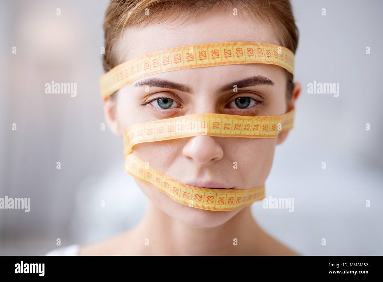 Angesichts einer ernsten jungen Frau Stockfoto