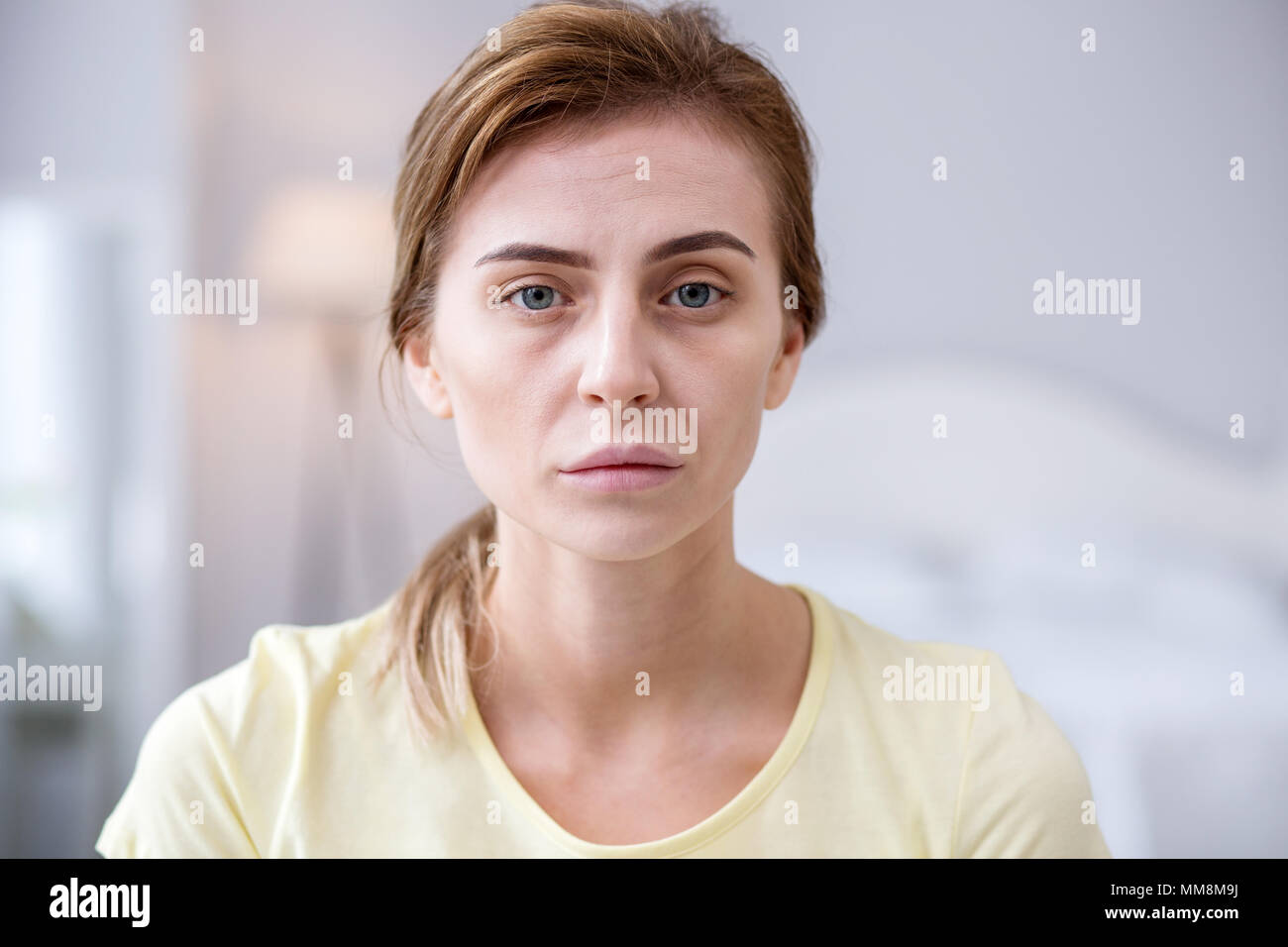 Büschel Haare in weibliche Hände Stockfoto