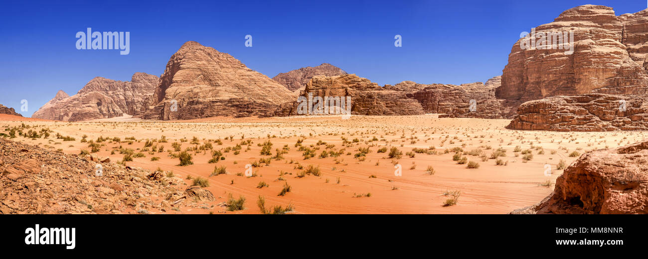 Composite Panorama der hochauflösende Luftaufnahmen von einem monolithischen Berg in den zentralen Bereich der Wüste finden von Wadi Rum, Jordanien, Naher eas Stockfoto