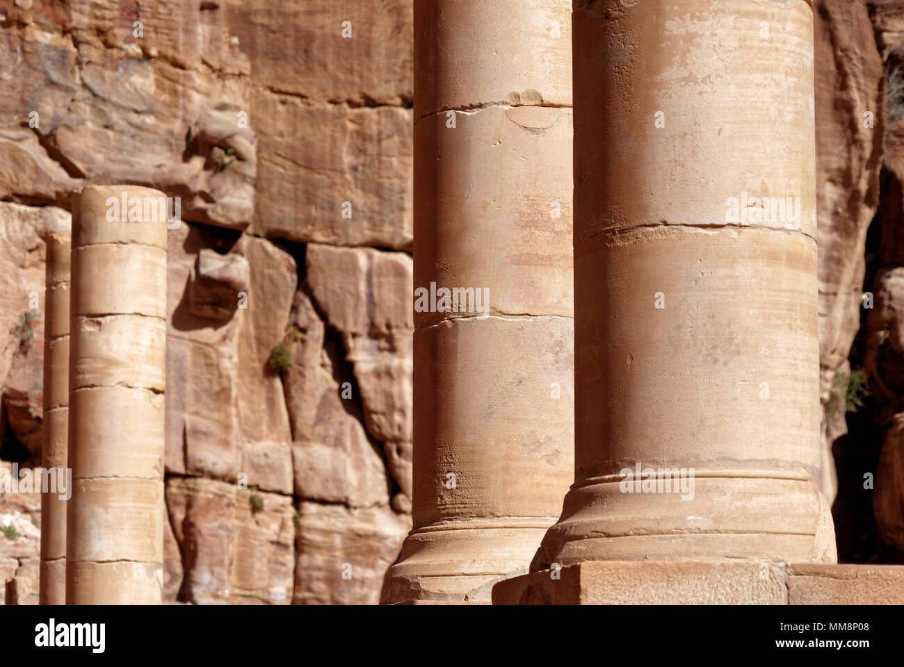 Römische Säulen neben dem Nabatäischen Amphitheater im Rock Stadt und Nekropole von Petra, Jordanien, Naher Osten Stockfoto