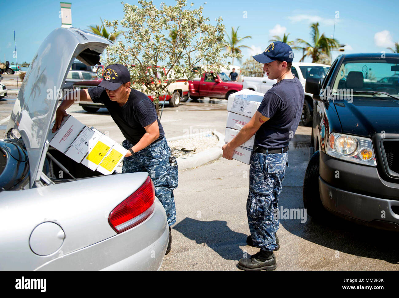 170914-N-YL 073-0293 KEY WEST, Fla (Sept. 14, 2017) Hospital Corpsman 1. Klasse Michael Muyot (links), von Anaheim, Kalifornien, und Feuer Controlman 2. Klasse Jakob Sieckman, von Chesterton, Indiana, beide zugeordnet USS New York (LPD 21), last Kästen Nahrung in das Auto von einem lokalen Bewohner während der humanitären Hilfsmaßnahmen nach dem Hurrikan Irmas Landfall in Key West, Florida. Das Verteidigungsministerium ist die Federal Emergency Management Agency, die federführende Bundesamt, in denen helfen, die vom Hurrikan Irma angebracht, das Leiden zu minimieren und als ein Bestandteil des gesamten-von-gove Stockfoto