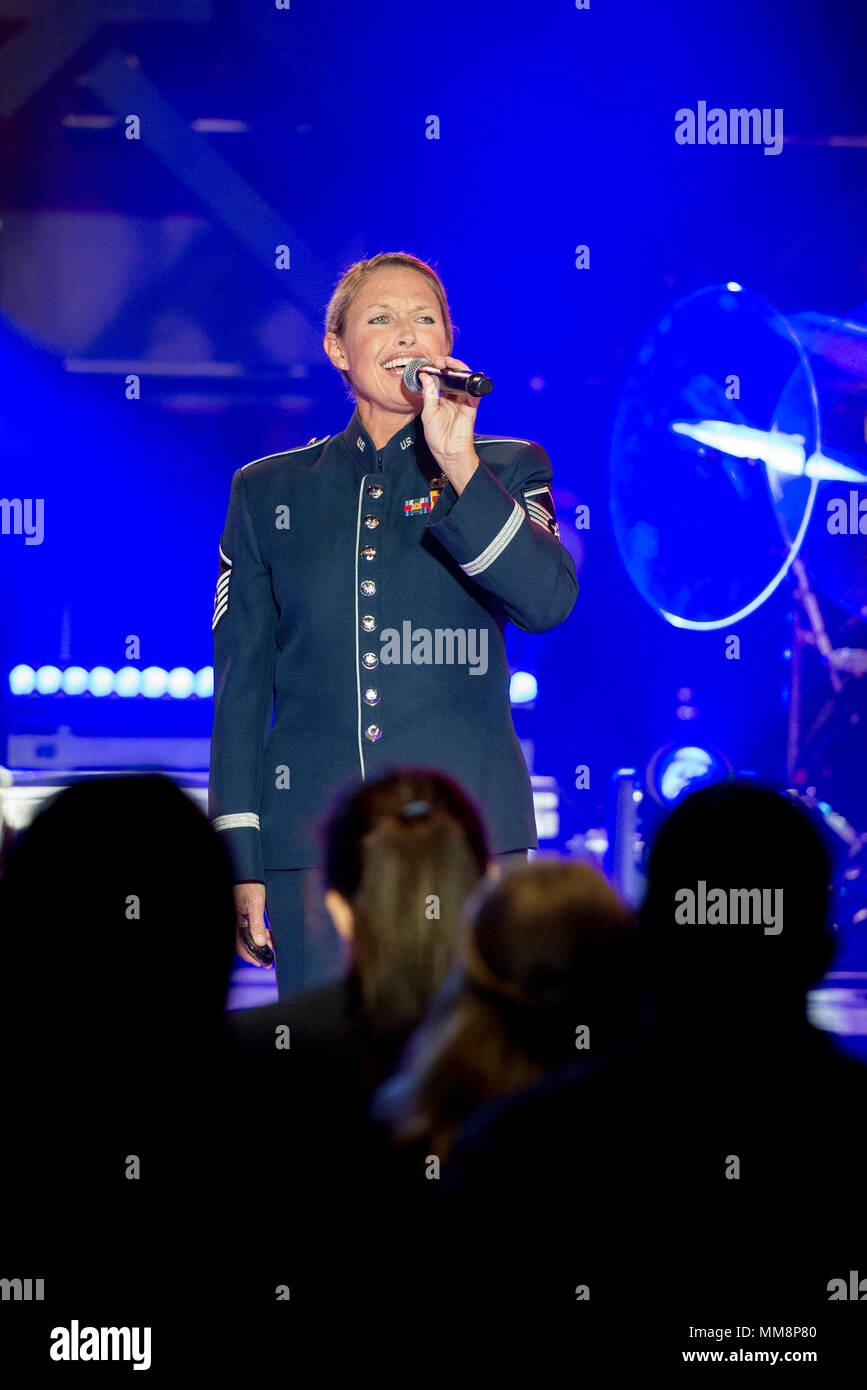 Master Sgt. Alyson Jones ist Sänger der United States Air Force Band of Flight, die musikalische Unterstützung für militärische und zivile Funktionen bietet. Das Archivbild dokumentiert ihre Aufführung der Nationalhymne der Vereinigten Staaten am 14. September 2017 im Fraze Pavilion in Kettering, Ohio, während eines Hometown Heroes Events. Stockfoto