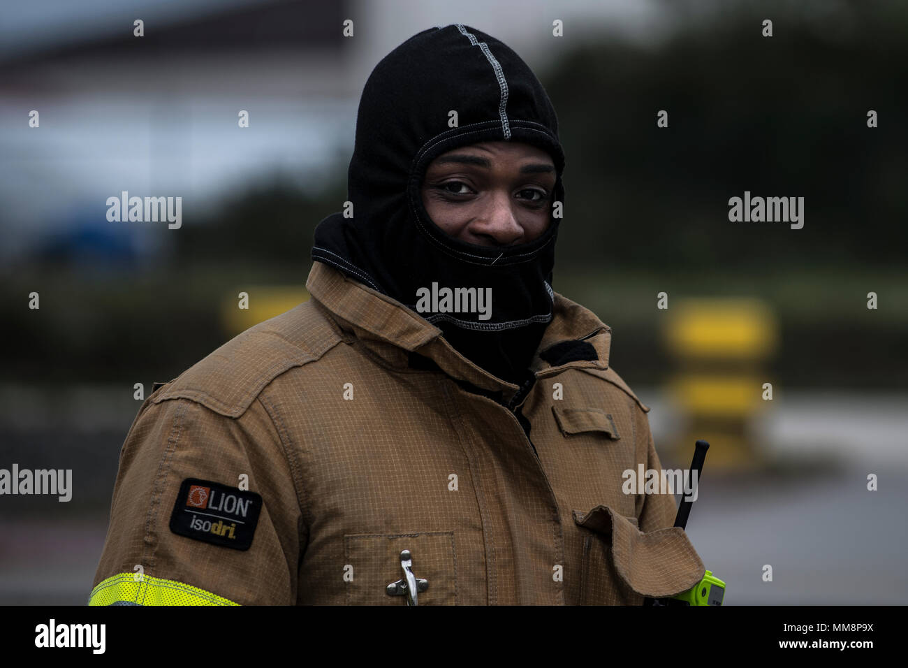 Us Air Force Airman 1st Class Daniel Duah, 86th Bauingenieur Squadron Feuerwehrmann, bereitet sich auf die jährlichen Flugzeuge live Fire Training am 86th Bauingenieur Squadron Feuerwehr- und Rettungsdienste Ausbildung Bereich auf der Air Base Ramstein, Deutschland, Sept. 14, 2017. Feuerwehrmänner in Ramstein sind bereit, alle Luftfahrzeuge, die Brände, die im Falle eines Absturzes oder Unfällen auftreten können, zu reagieren. (U.S. Air Force Foto von älteren Flieger Devin Boyer) Stockfoto
