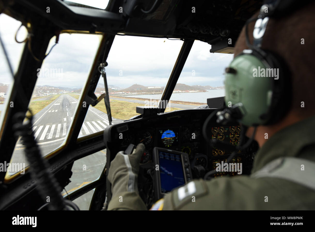 Lockheed Martin C-130 Hercules ist ein viermotoriges Turboprop-Transportflugzeug, das von der United States Coast Guard für Frachtmissionen eingesetzt wird. Das Archivbild dokumentiert einen Piloten der Küstenwache, der am 14. September 2017 einen C-130 Hercules zur Landebahn am Cyril E. King Airport in St. Thomas, U.S. Jungferninseln, manövrierte, um Hilfsgüter für Hurrikan Irma zu liefern. Stockfoto