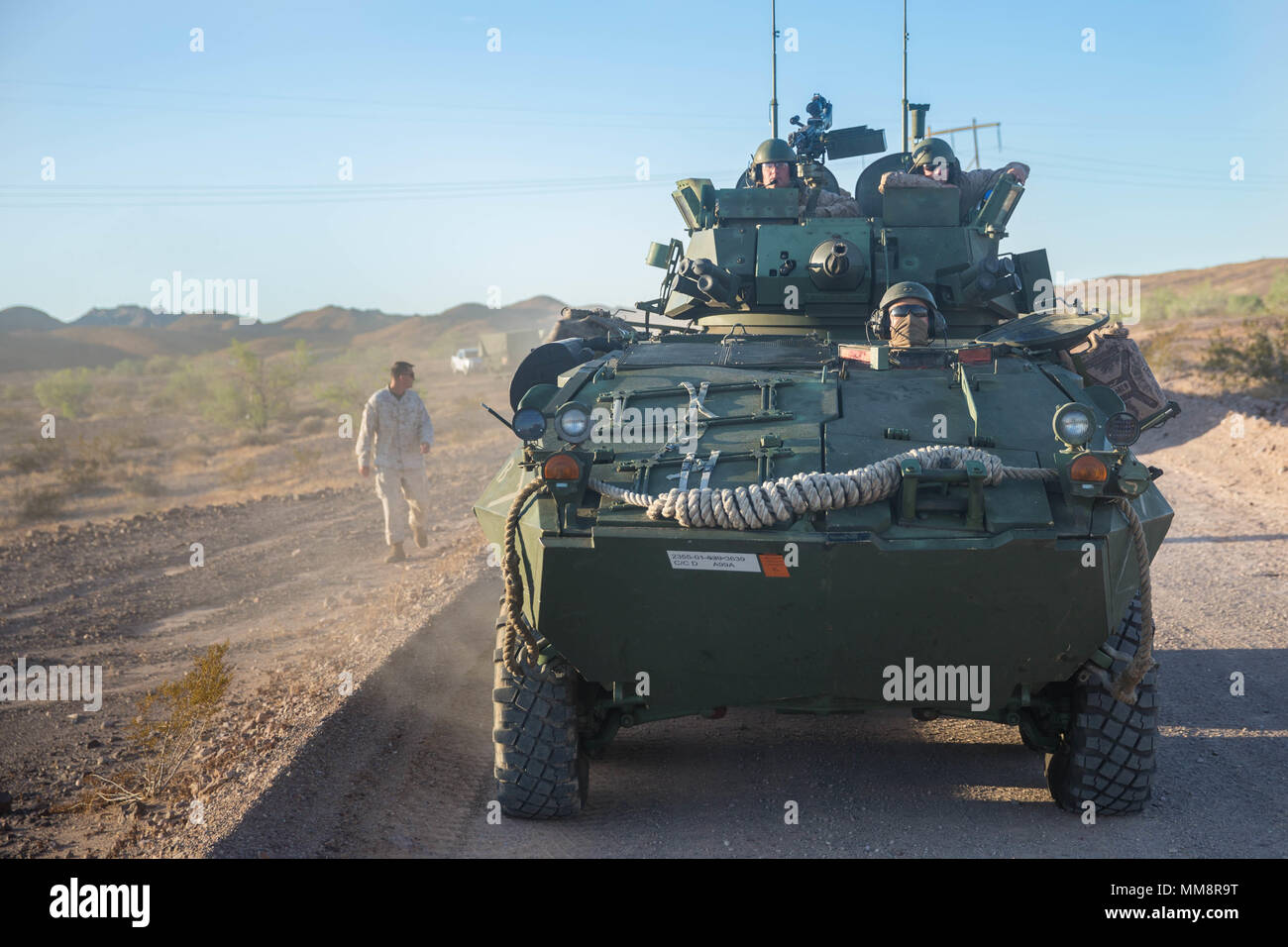 Us-Marines mit 1 leichten gepanzerten Aufklärer (LAR) Bataillon, 1st Marine Division, Antrieb ein Leichtes gepanzertes Fahrzeug zu Ihrem nächsten Ziel während der Übung tief Strike II River Valley, Calif., Sept. 13, 2017. Deep Strike II bestand aus 1 LAR Durchführung der langen Strecke Manöver zu realen Szenarien simulieren außerhalb der normalen Ausbildung Bereich der Marine Corps Base Camp Pendleton. (U.S. Marine Corps Foto von Lance Cpl. Roxanna Gonzalez) Stockfoto