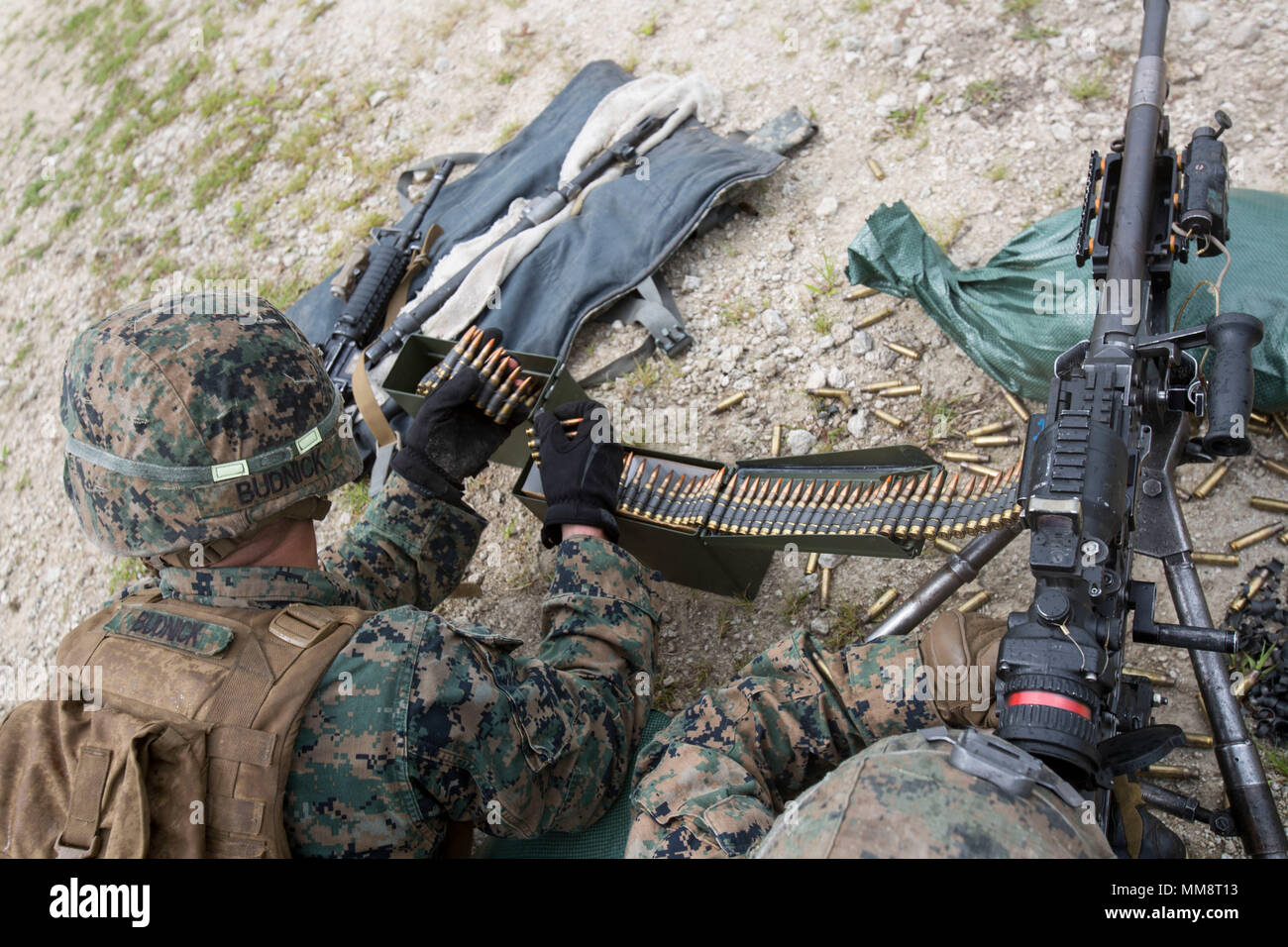2nd Battalion, 8th Marine Regiment ist eine Infanterieeinheit, die der 2nd Marine Division des United States Marine Corps zugeordnet ist. Das Archivbild dokumentiert, dass ein Marine ein M240B 7,62 x 51 mm NATO-Maschinengewehr mit Gürtelfutter während eines Feuerangriffs auf Squad-Ebene in Camp Lejeune, North Carolina, am 14. September 2017 nachlädt, wobei die Marines in drei vierköpfige Feuerteams organisiert waren. Stockfoto