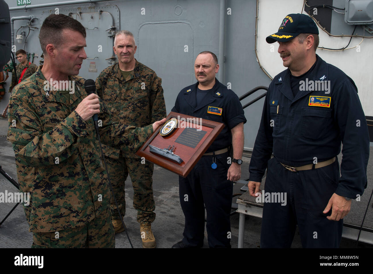 170915-N-RU 971-112 philippinischen Meer (bis 30. 15, 2017) Kapitän Larry McCullen, kommandierender Offizier der Amphibisches Schiff USS BONHOMME RICHARD (LHD6), präsentiert Colonel Tye Wallace, kommandierender Offizier der 31 Marine Expeditionary Unit (MEU), mit einer Gedenktafel während einer "blau-grüne" alle Hände Anruf auf dem Schiff Flight Deck. Die 31. MEU schließt ihren Abschied Einsatz an Bord Bonhomme Richard da das Schiff planmäßig über Aufgaben drehen sich mit dem Amphibisches Schiff USS Wasp (LHD 1) im Winter 2018. Bonhomme Richard, dem Flaggschiff der Bonhomme Richard Expeditionary Strike Group, i Stockfoto